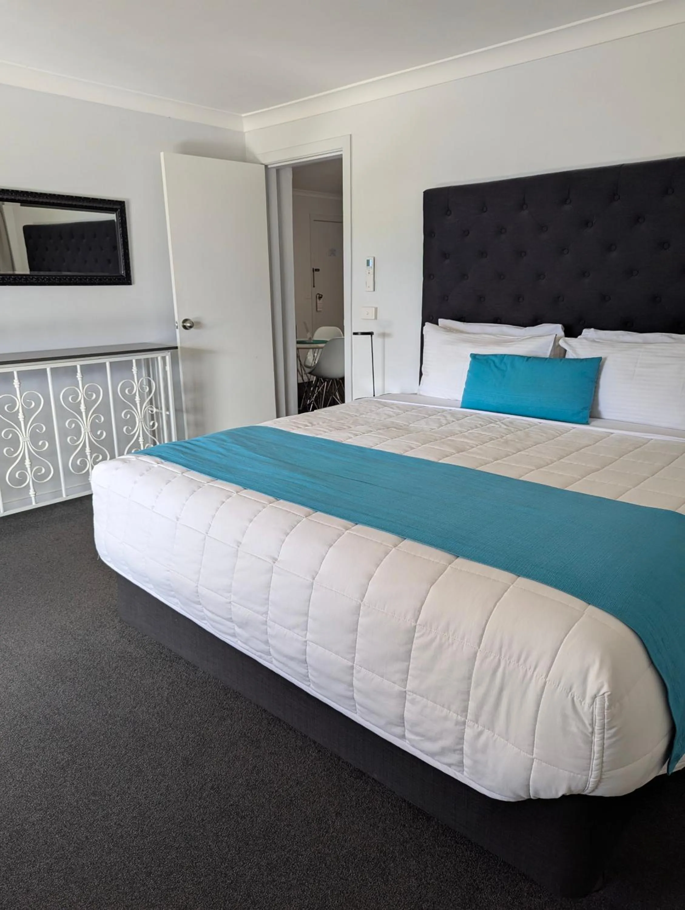 One-Bedroom Suite with Water View in Araluen Motor Lodge