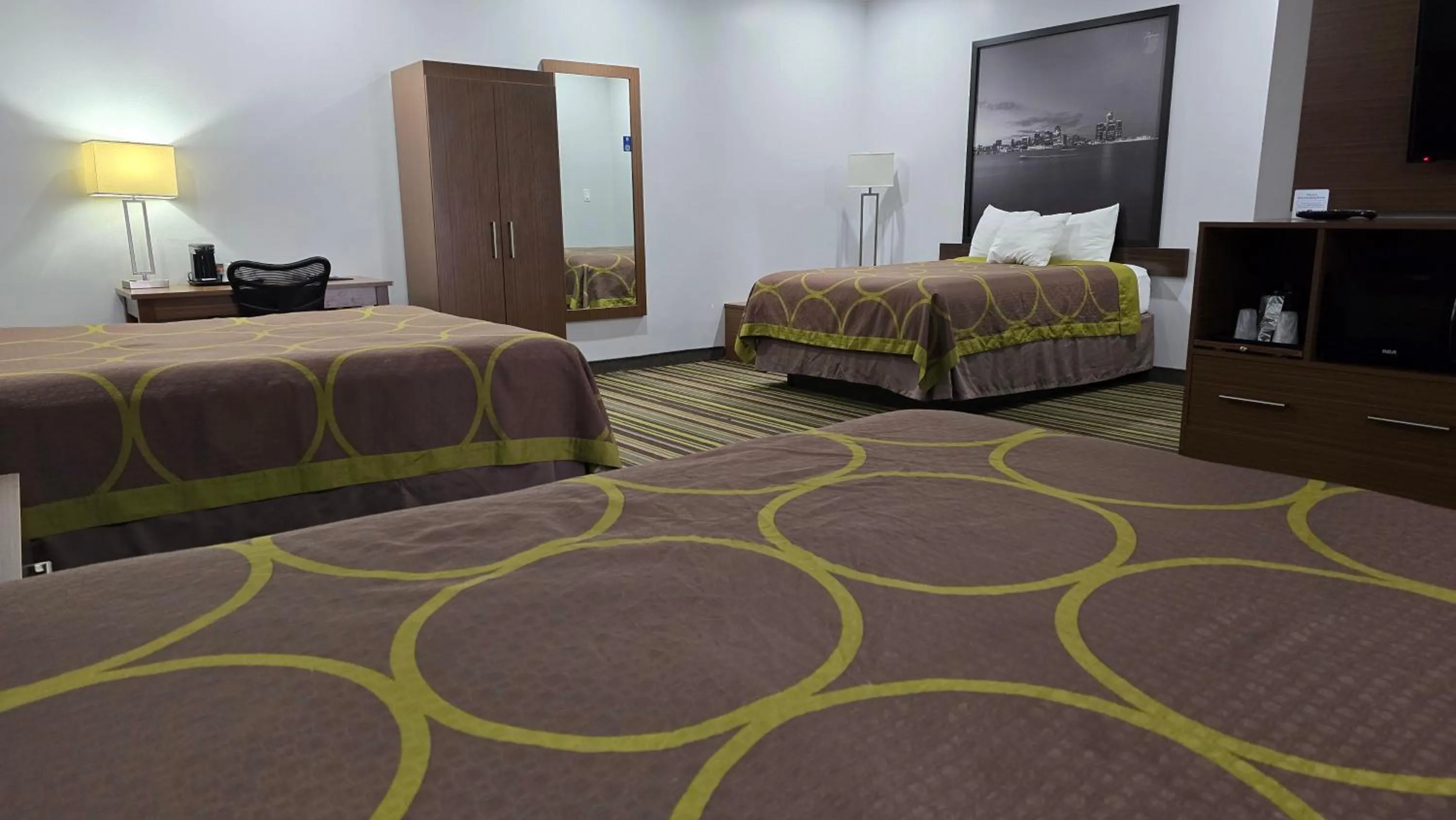 Queen Room with Three Queen Beds - Non-Smoking in Super 8 by Wyndham Windsor/Dougall