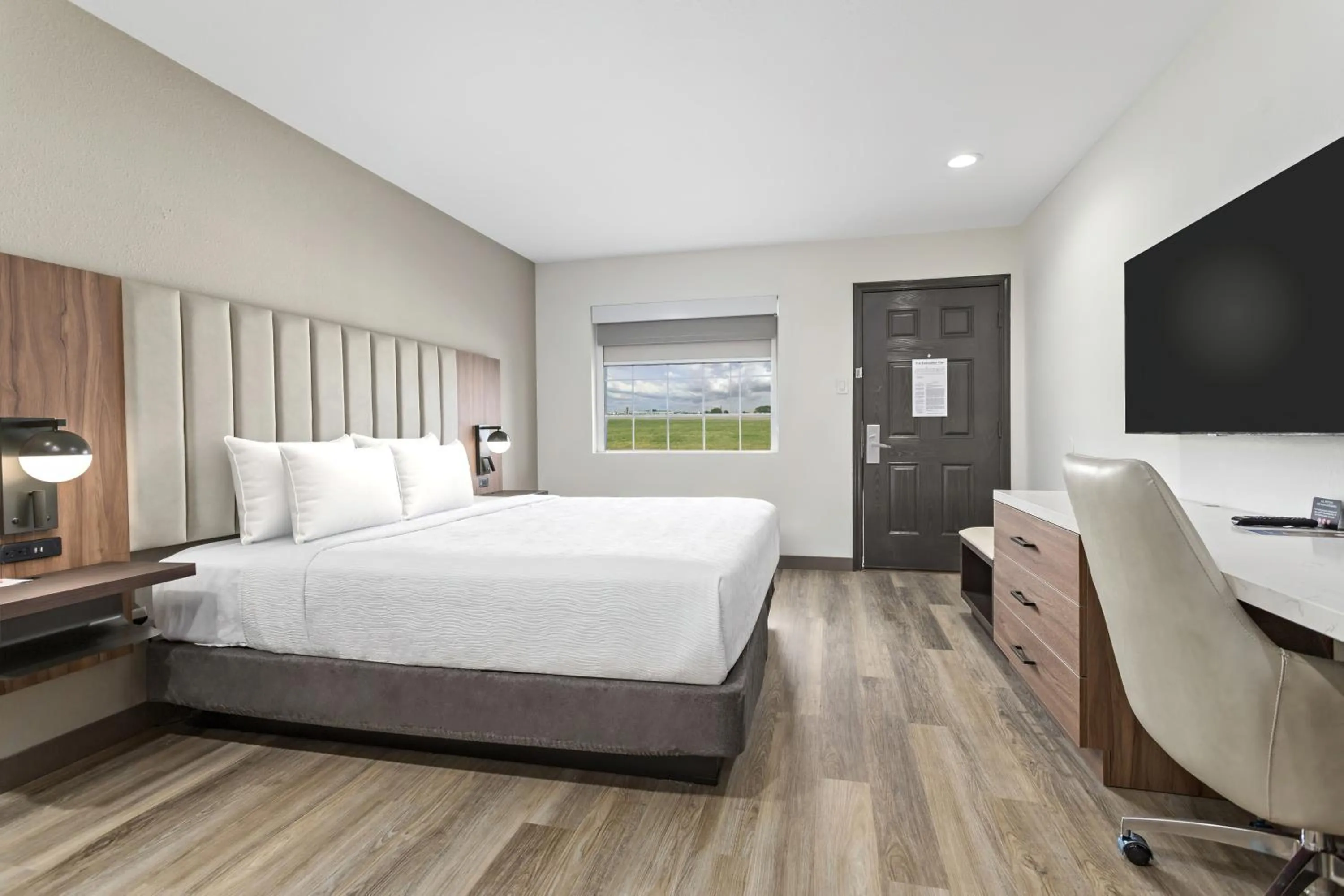 1 King Bed, Premium Mobility/Hearing Accessible Room, Roll-In Shower, No Smoking in Baymont by Wyndham Beaumont