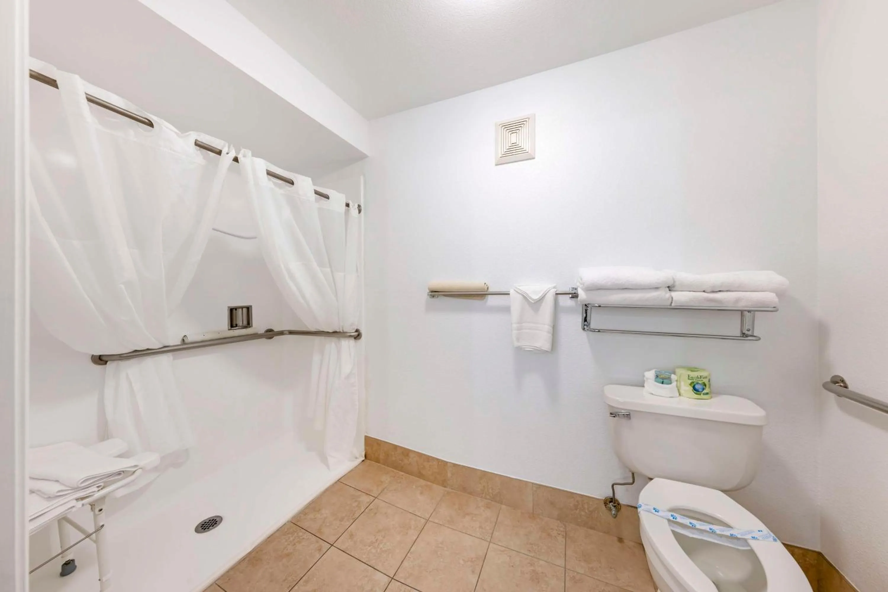 King Room with Roll-In Shower - Disability Access/Pet Friendly in Best Western Fallon Inn & Suites