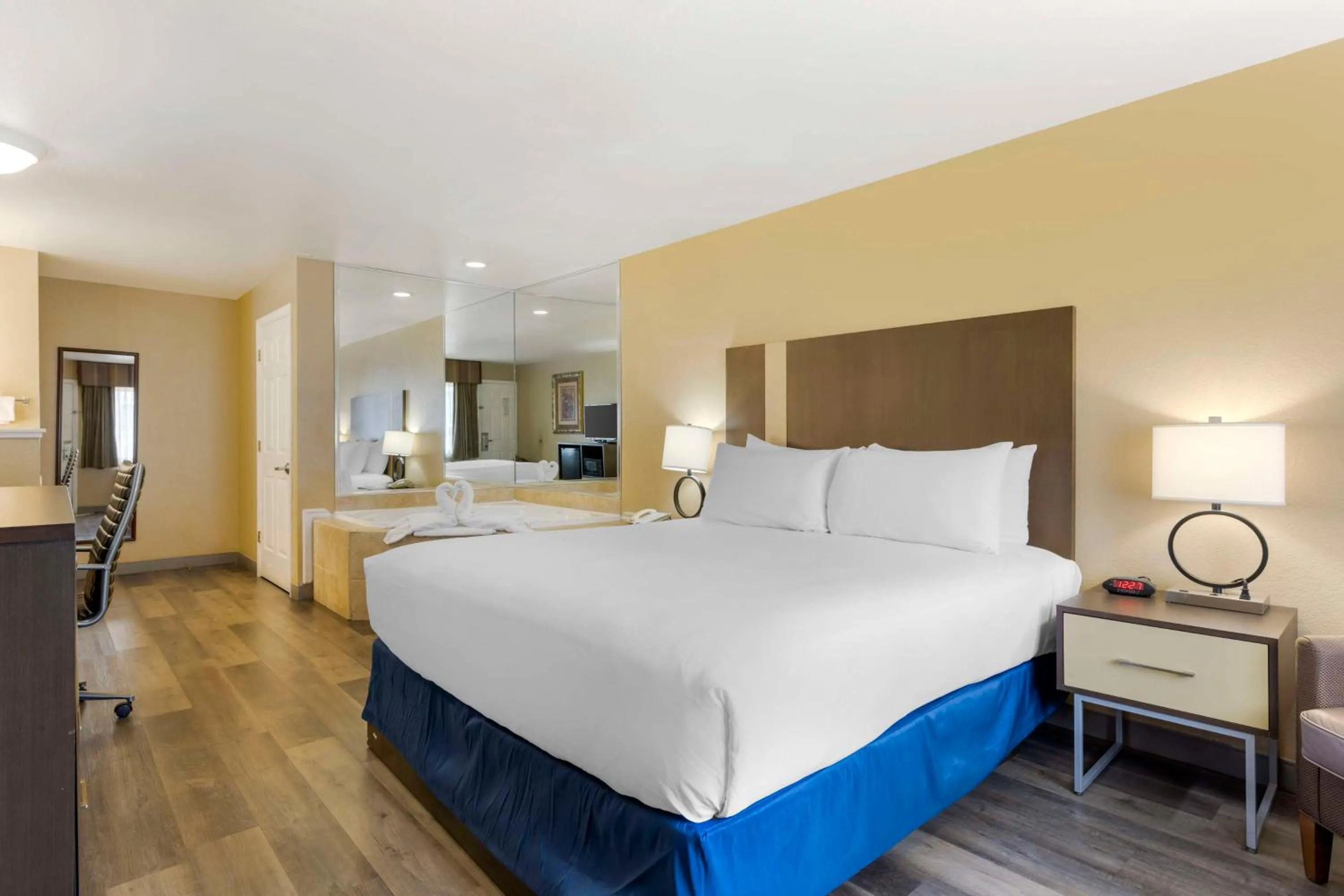 King Room with Spa Bath - Non-Smoking in Best Western Fallon Inn & Suites