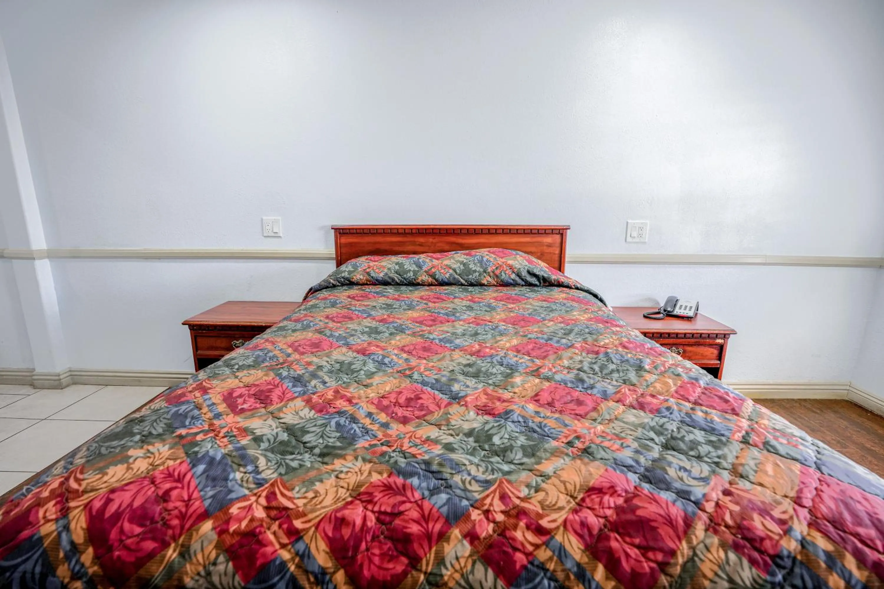 Queen Bed Non-Smoking in Day & Night Inn