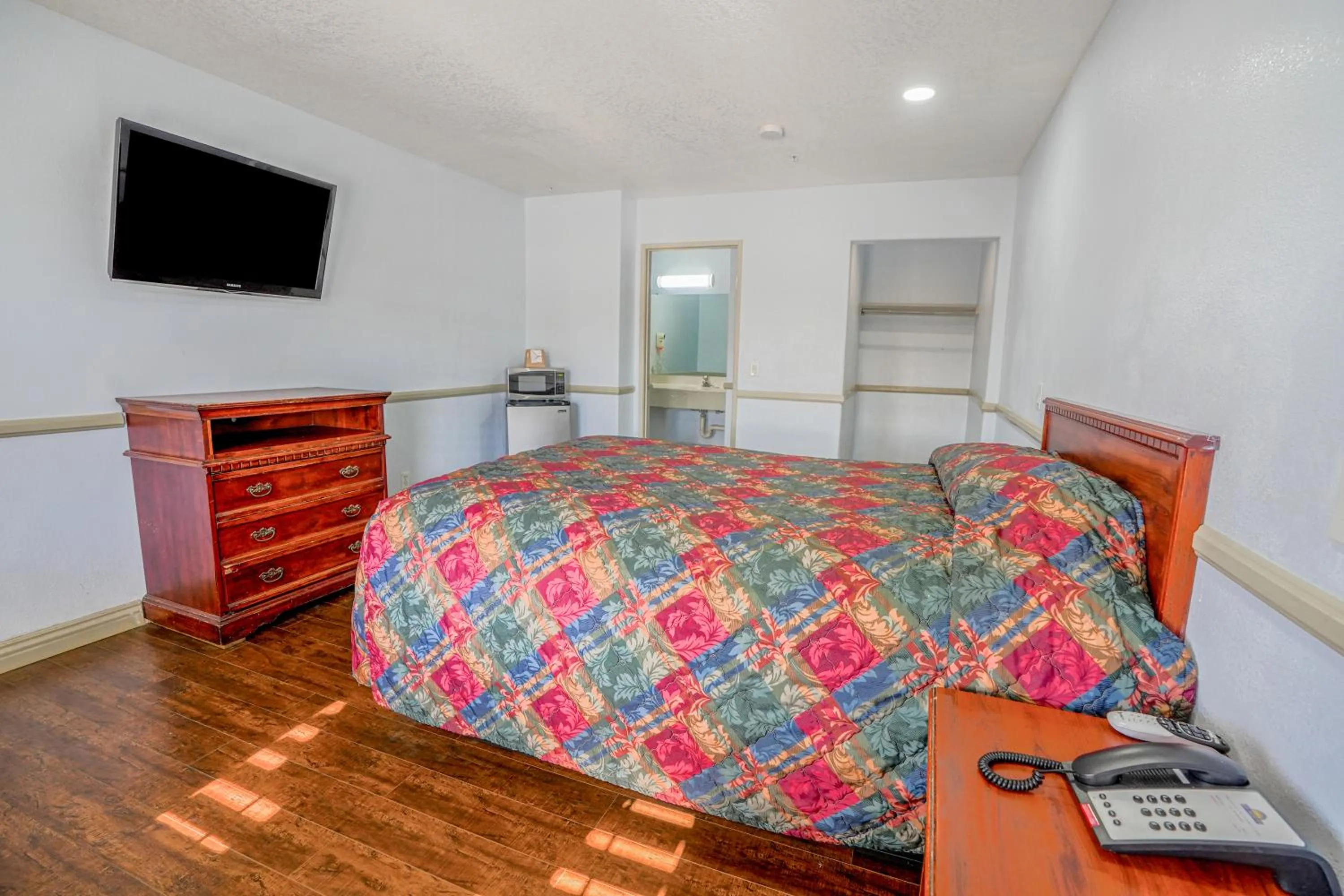 Queen Room in Day & Night Inn