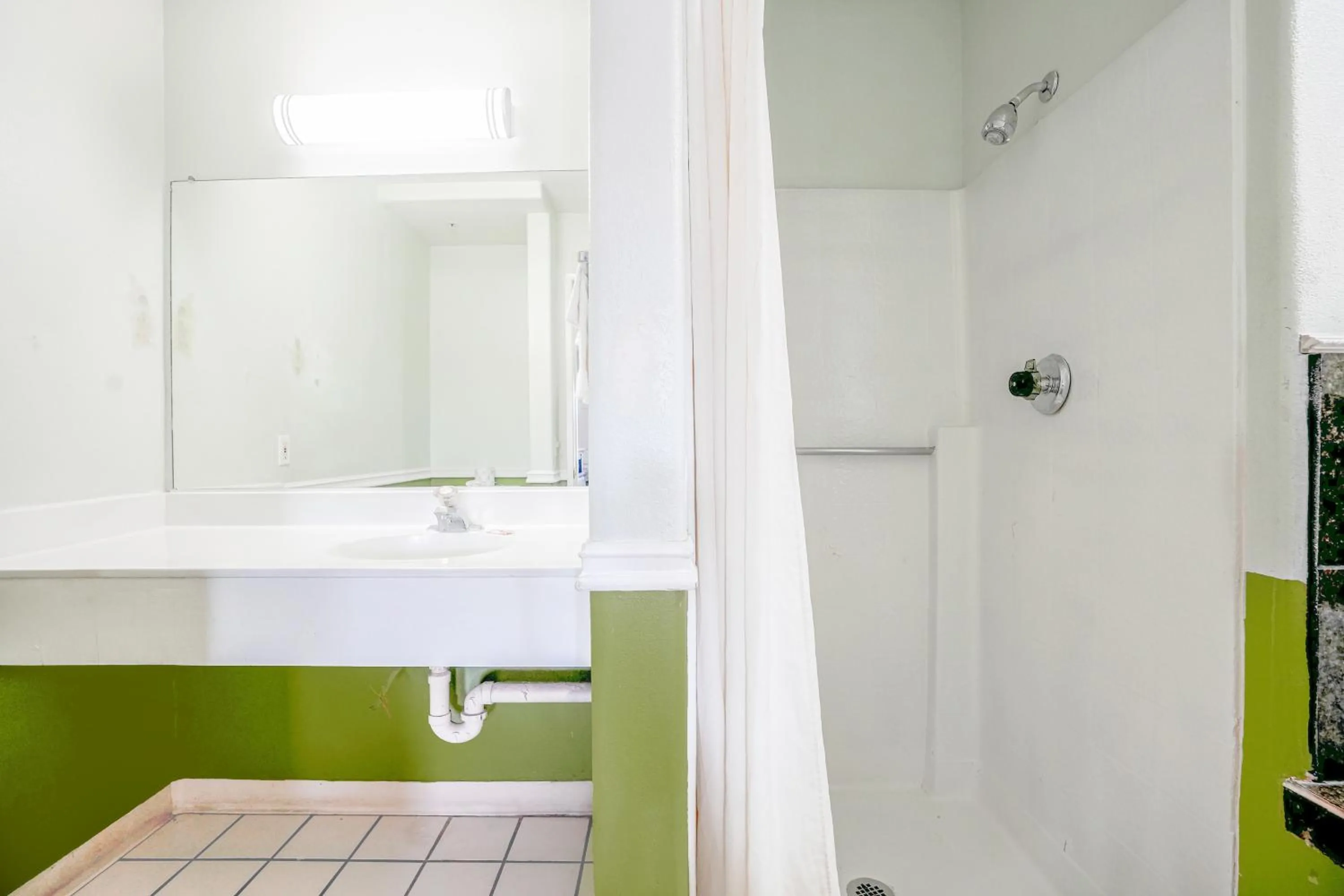 King Bed Non-Smoking in Day & Night Inn