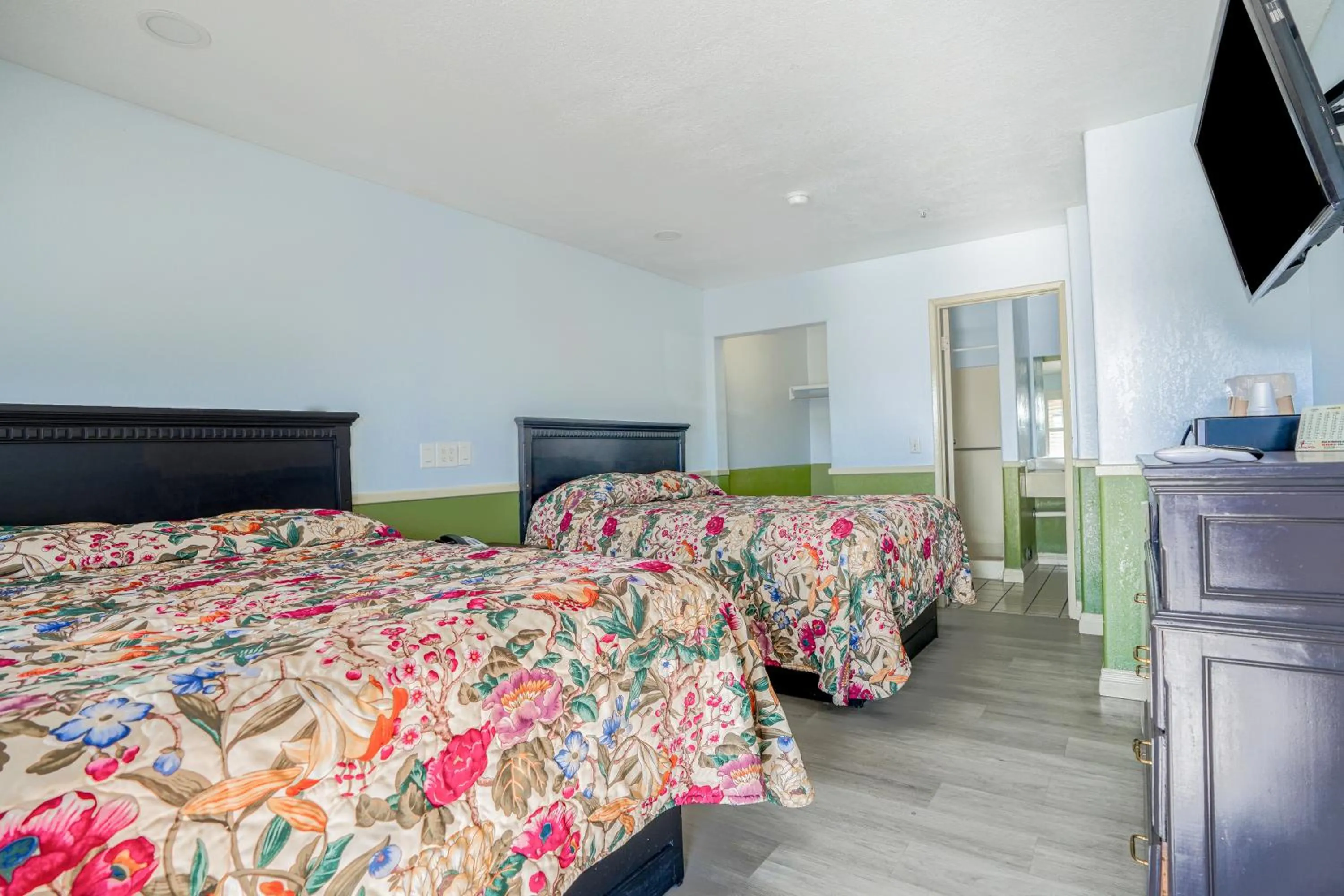 2 Queen Bed Smoking in Day & Night Inn