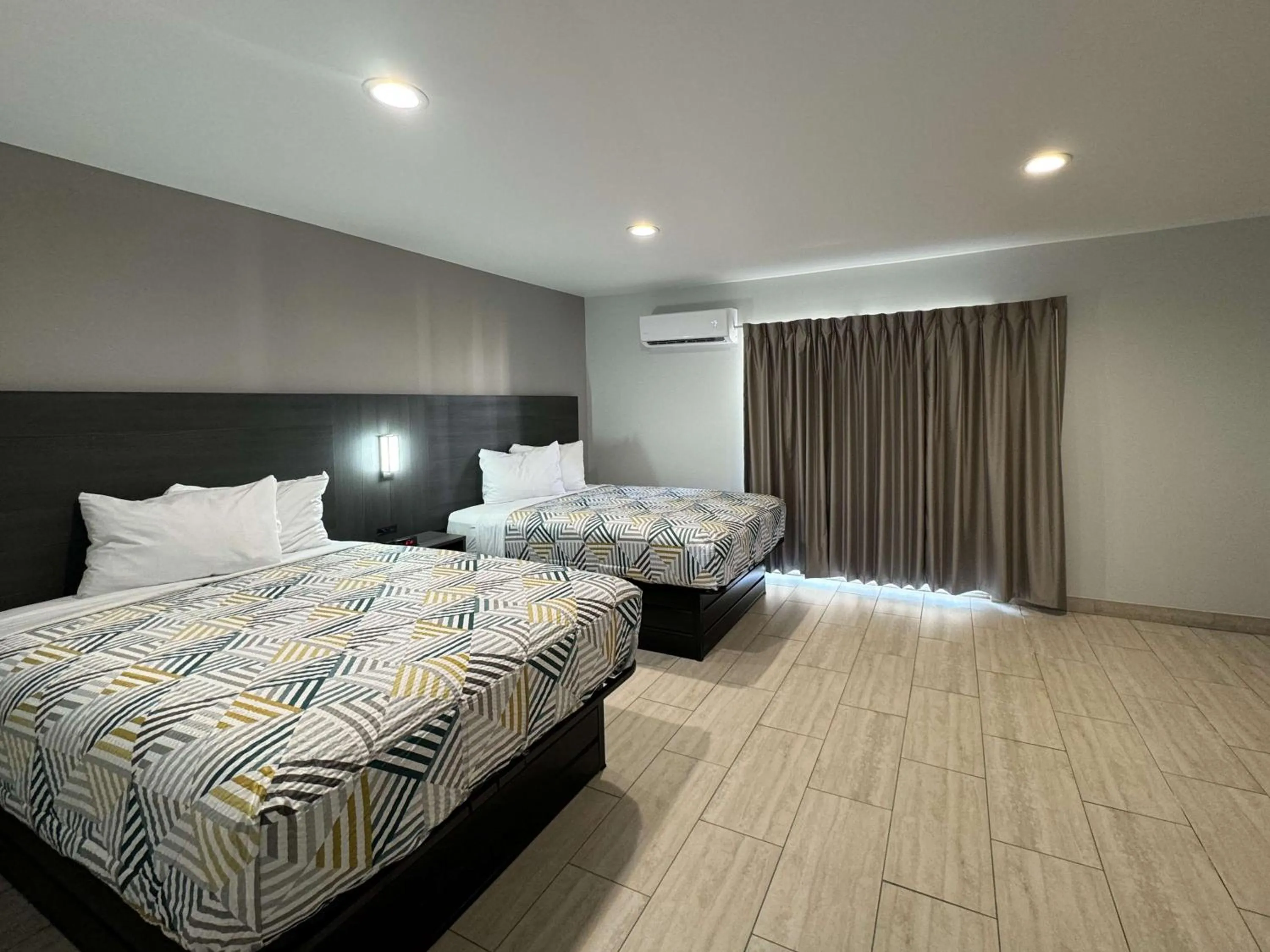 Quadruple Room - single occupancy - Disability Access - Roll in Shower in Studio 6-Englewood, FL