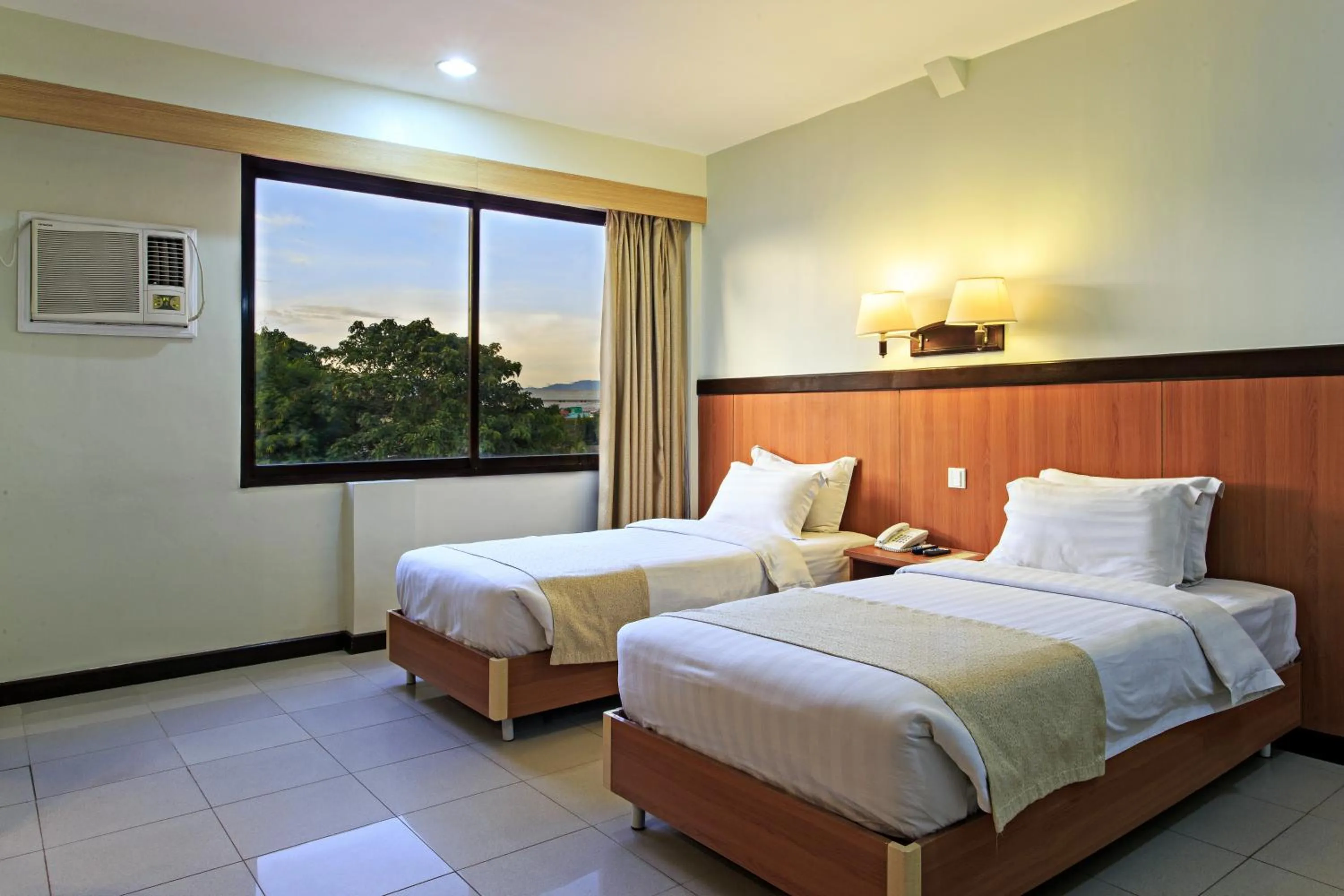 Deluxe Twin Room in The Orchard Cebu Hotel & Suites powered by Cocotel