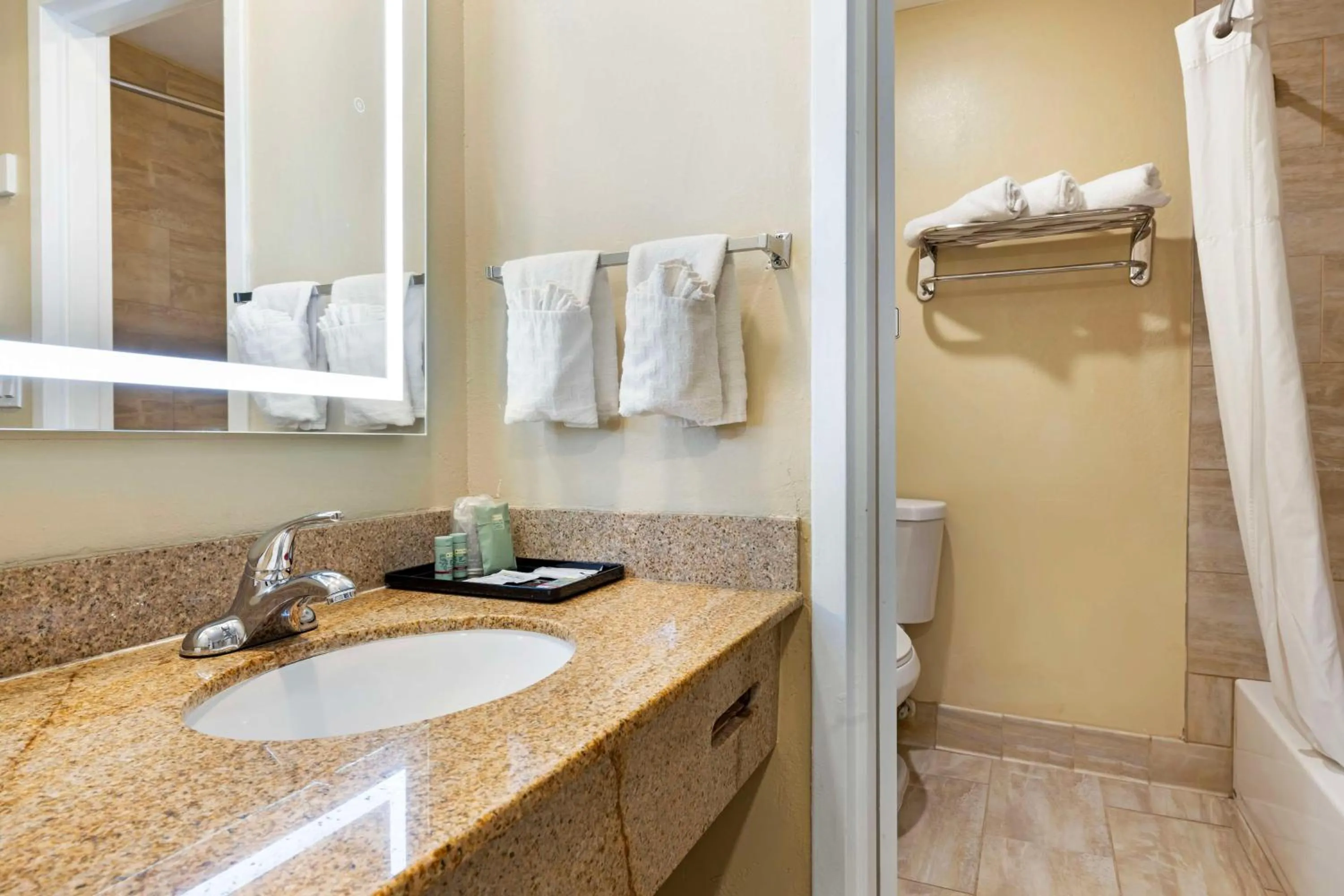  Room with Two Double Beds with Pool View in Best Western Oceanside Inn