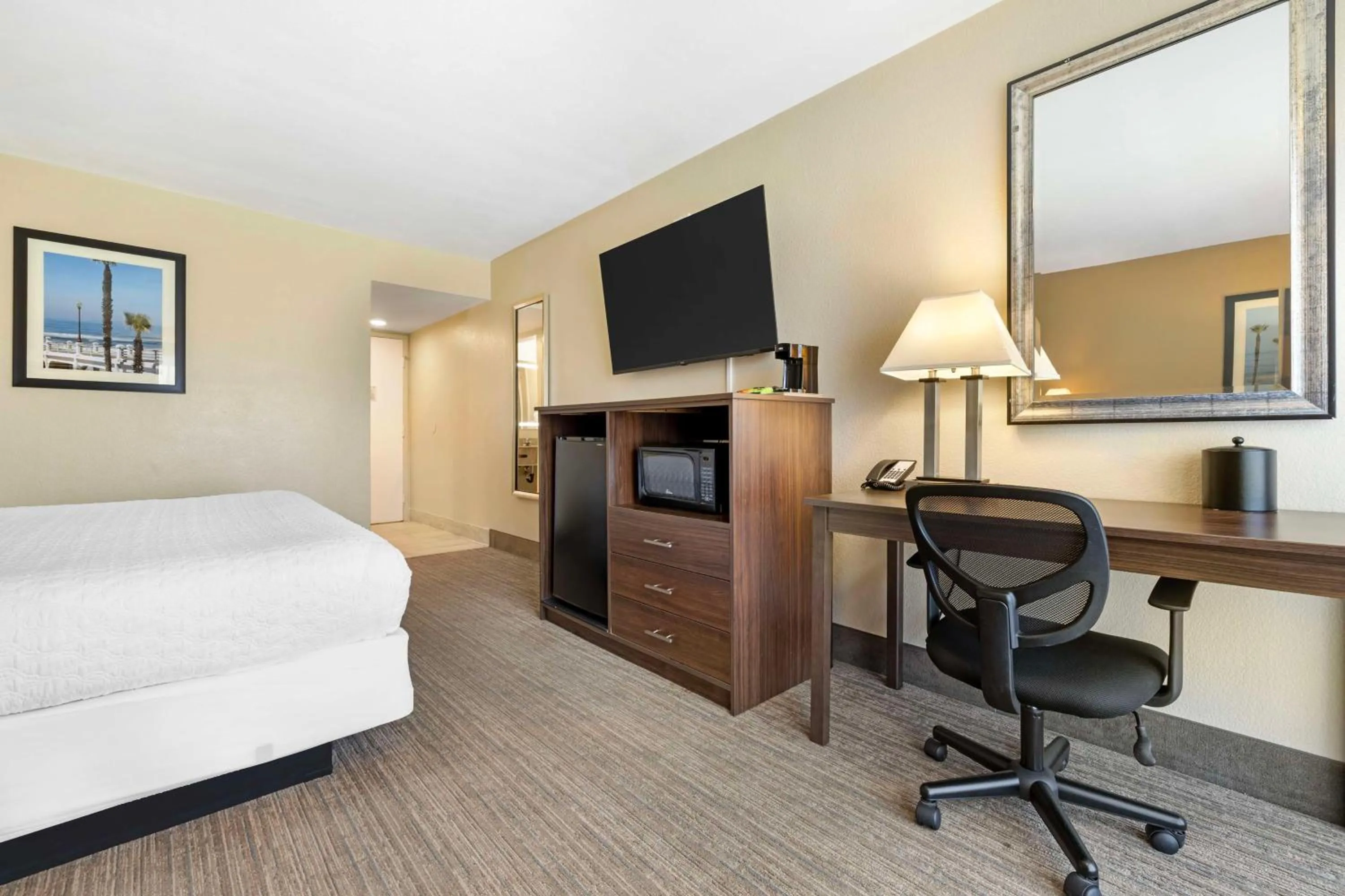 King Room with Pool View - Non-Smoking in Best Western Oceanside Inn