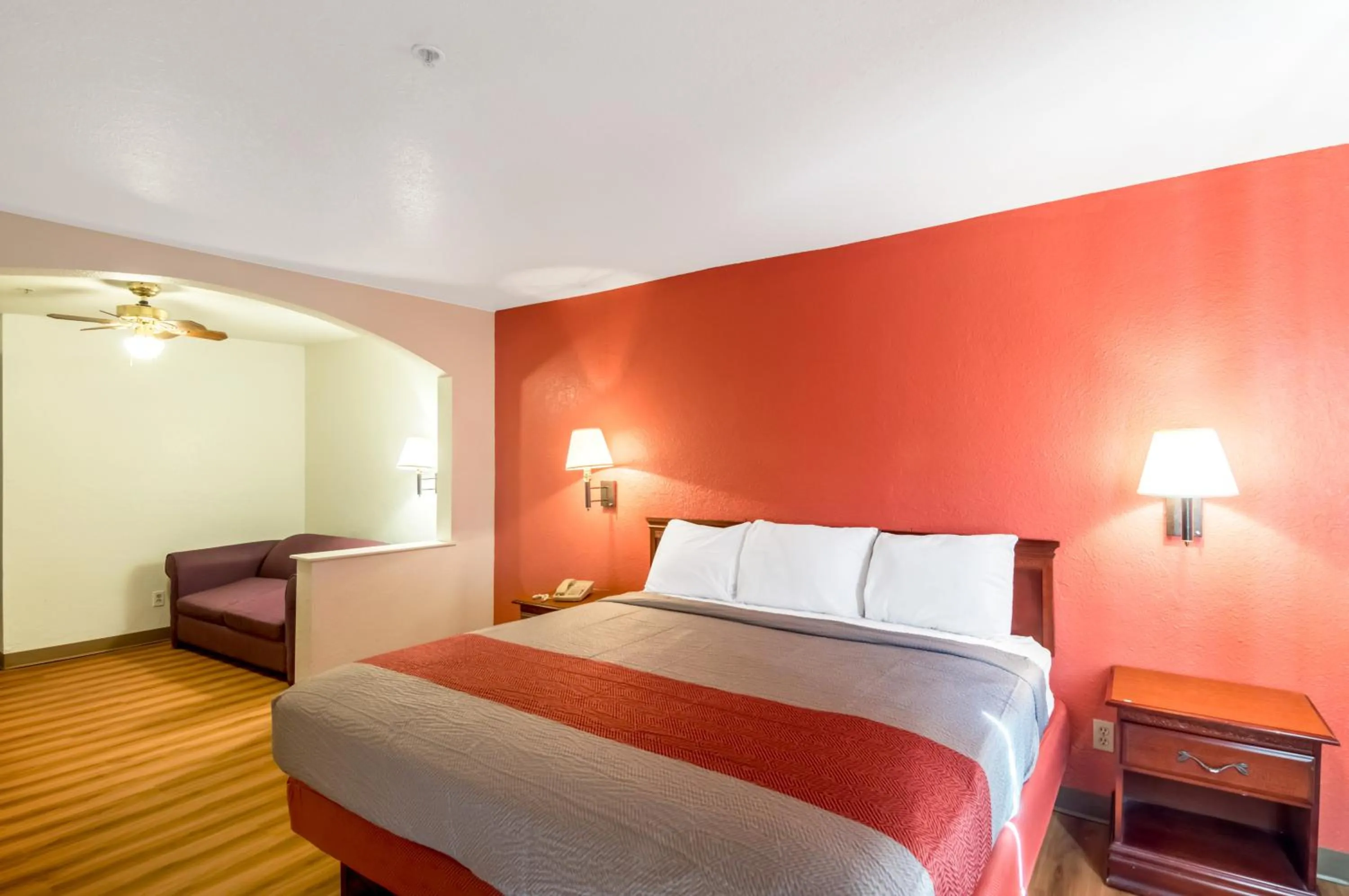 Queen Suite - Smoking in Motel 6-Oklahoma City, OK