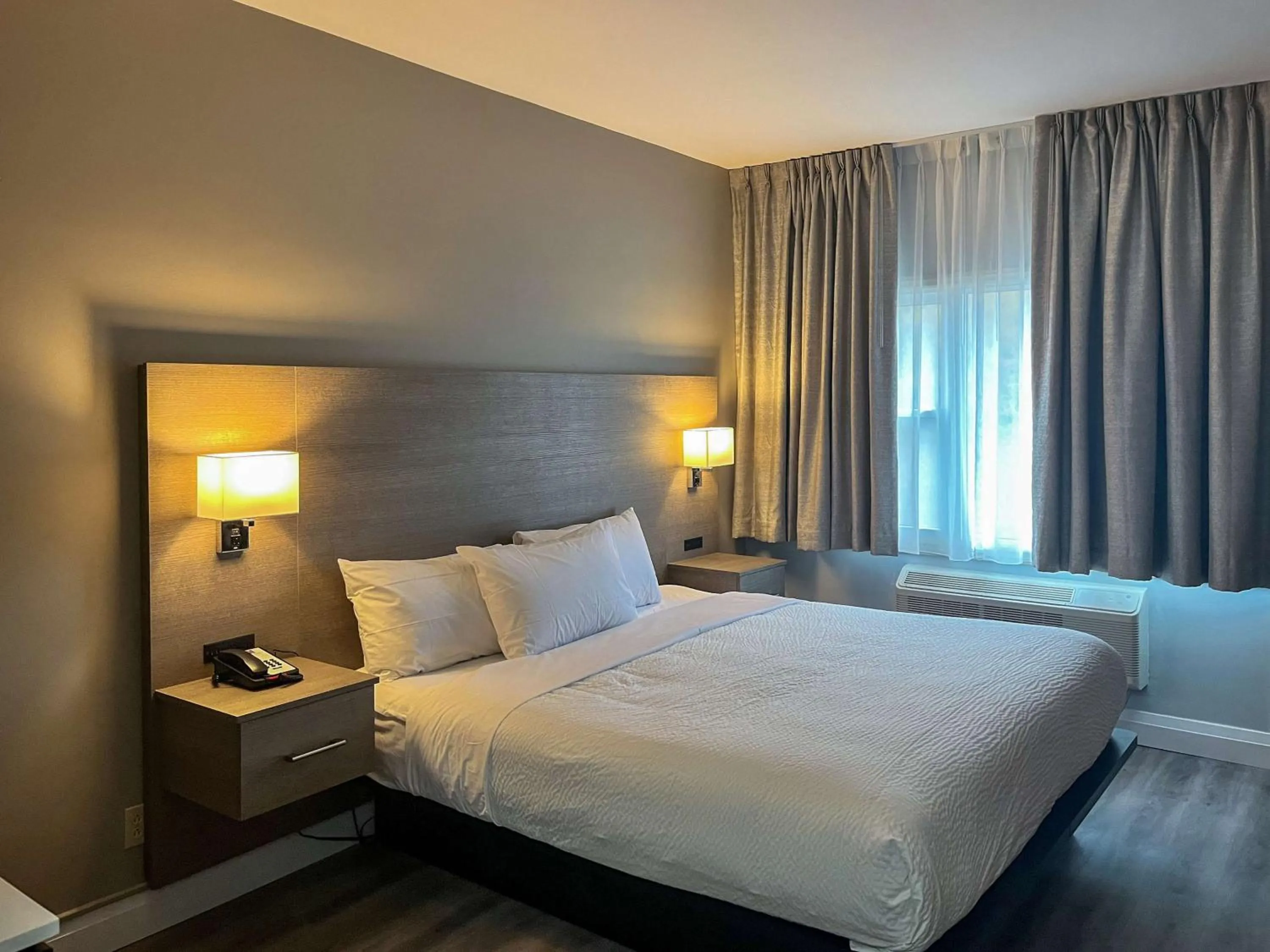 King Room - Non-Smoking in Howard Johnson by Wyndham Sault Ste Marie ON