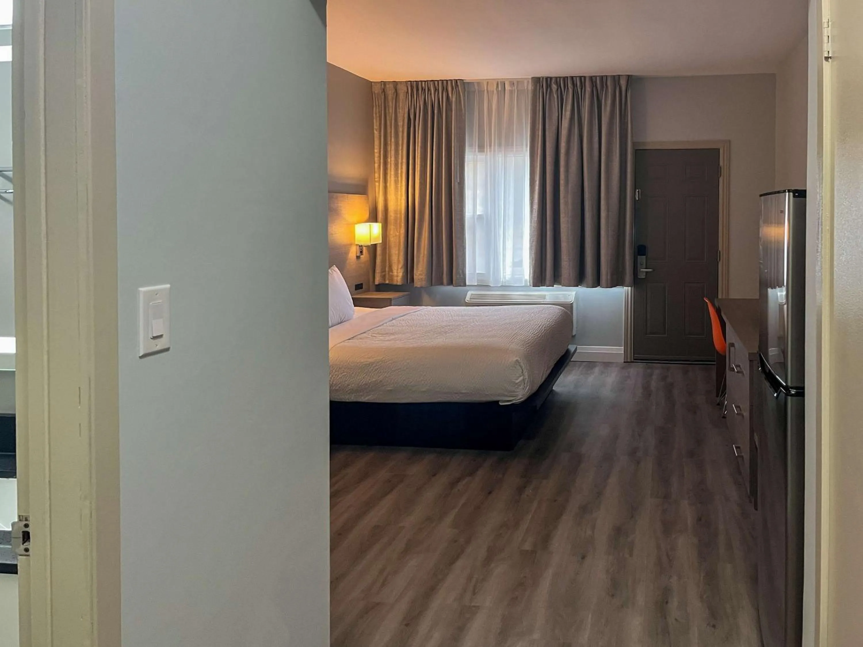 Deluxe King Suite - Non-Smoking in Howard Johnson by Wyndham Sault Ste Marie ON