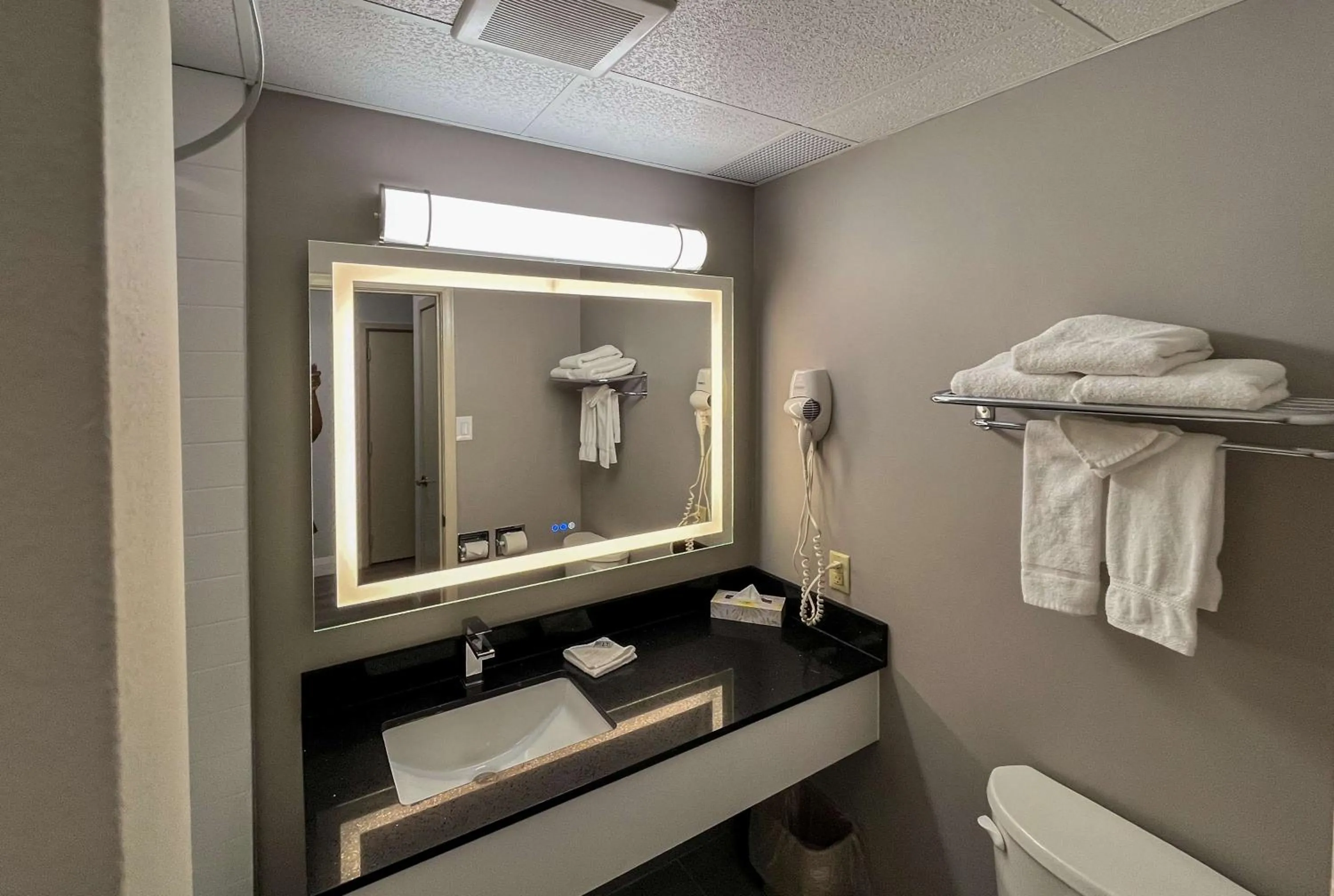 Queen Room with Two Queen Beds - Non-Smoking in Howard Johnson by Wyndham Sault Ste Marie ON