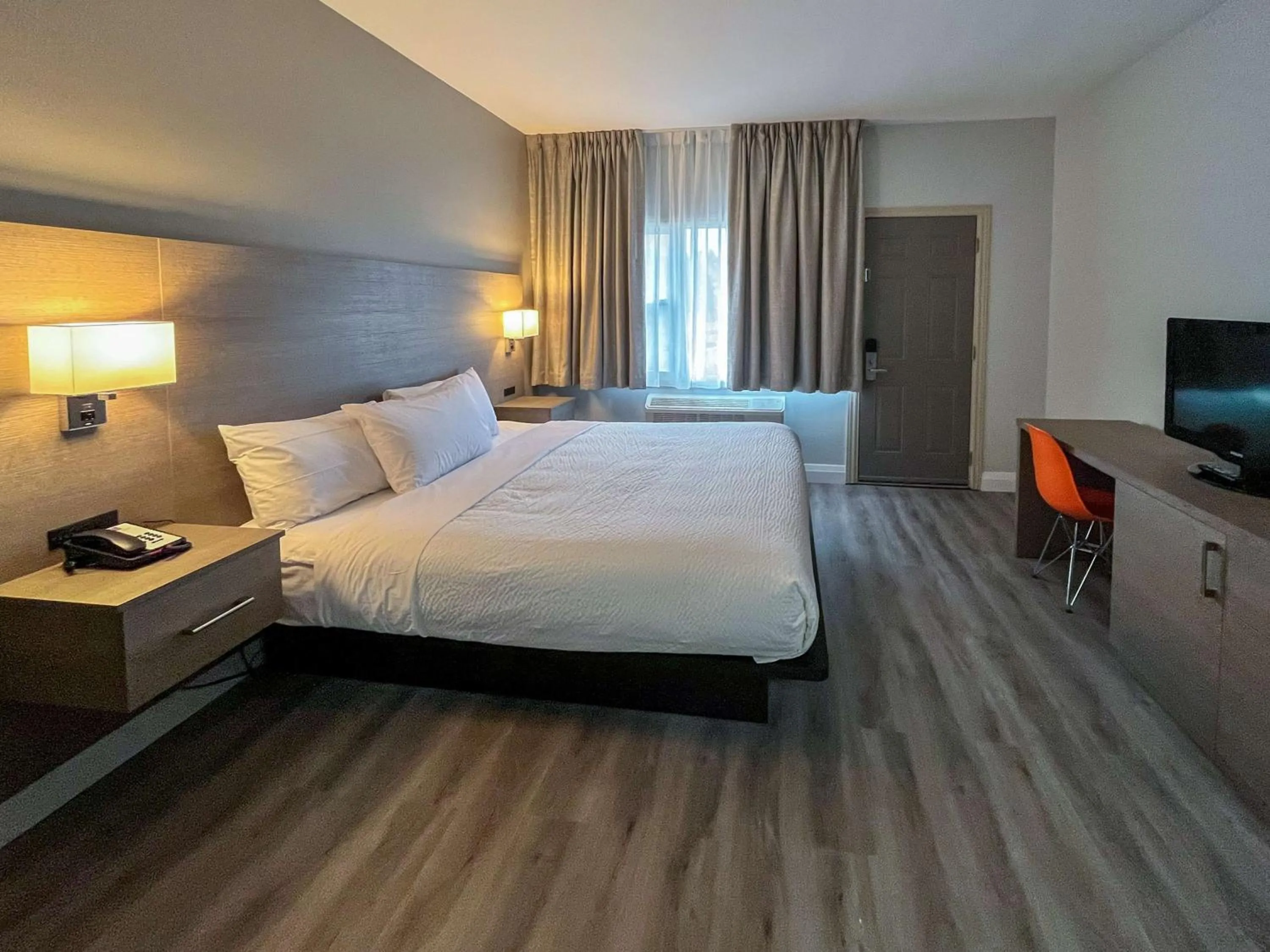 Deluxe King Room - Non-Smoking in Howard Johnson by Wyndham Sault Ste Marie ON