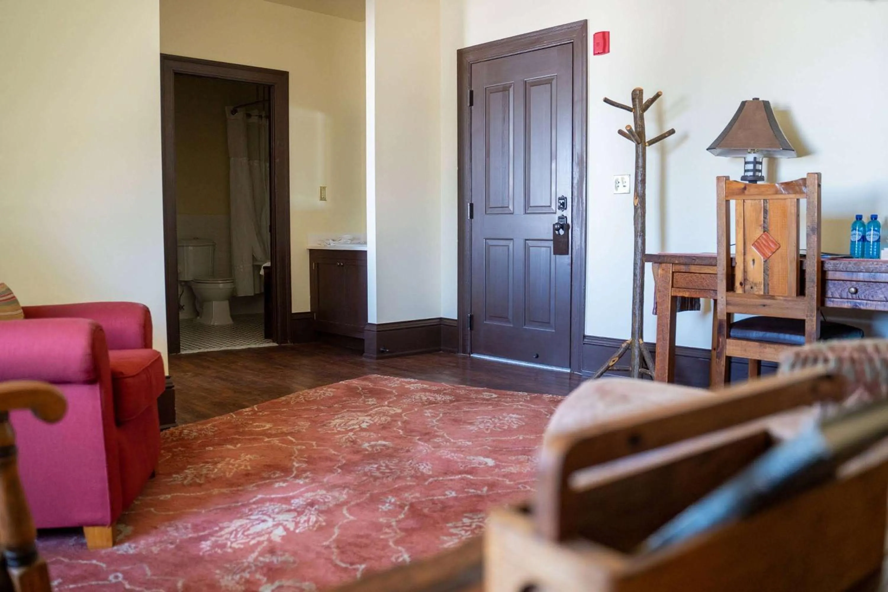 King Suite with Sofa Bed and Shower in Sheridan Inn - Best Western Signature Collection