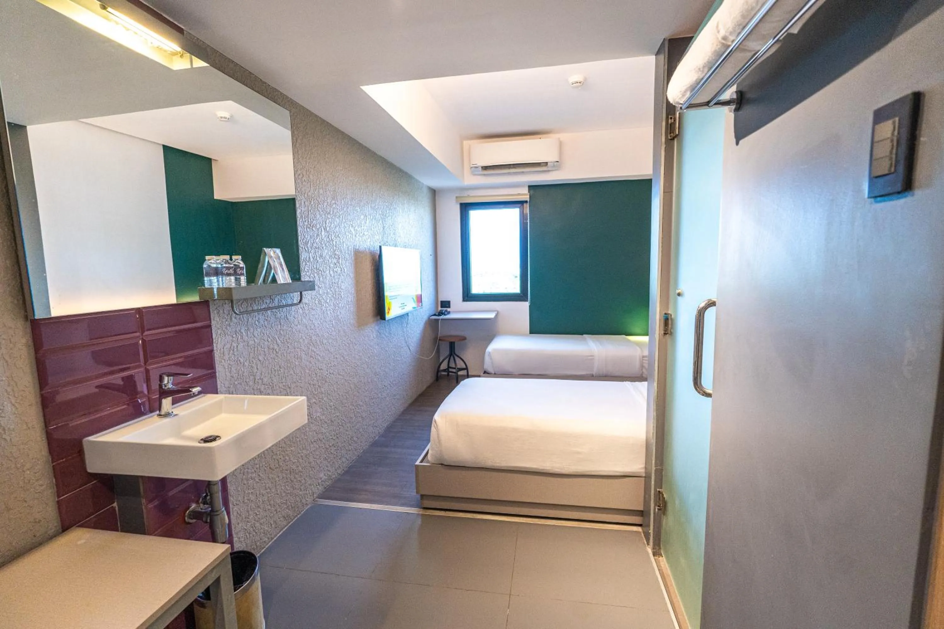 Deluxe Twin Room in Yello Hotel Cebu powered by Cocotel