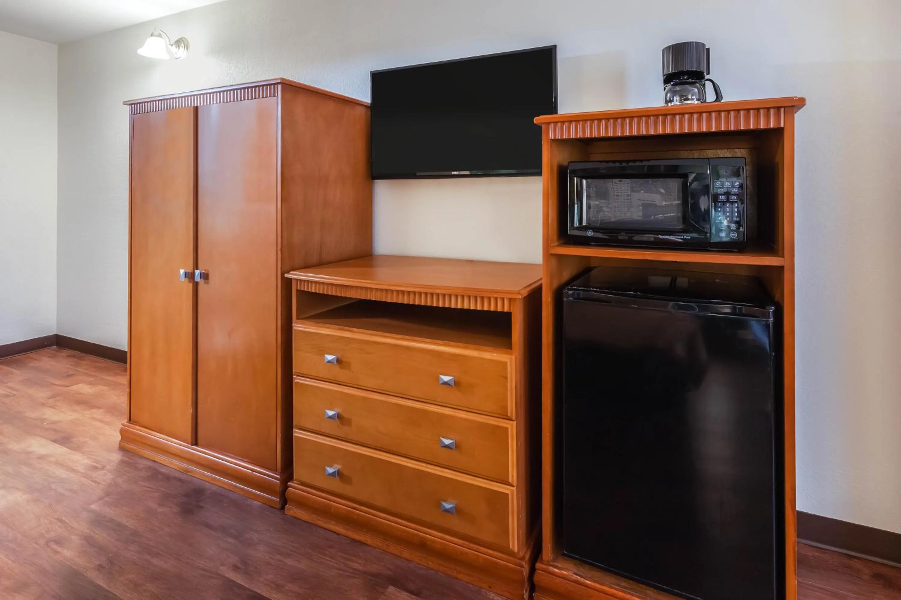 King Room with Roll-in Shower - Mobility Access/Non-Smoking in Super 8 by Wyndham Beaumont I-10 College St