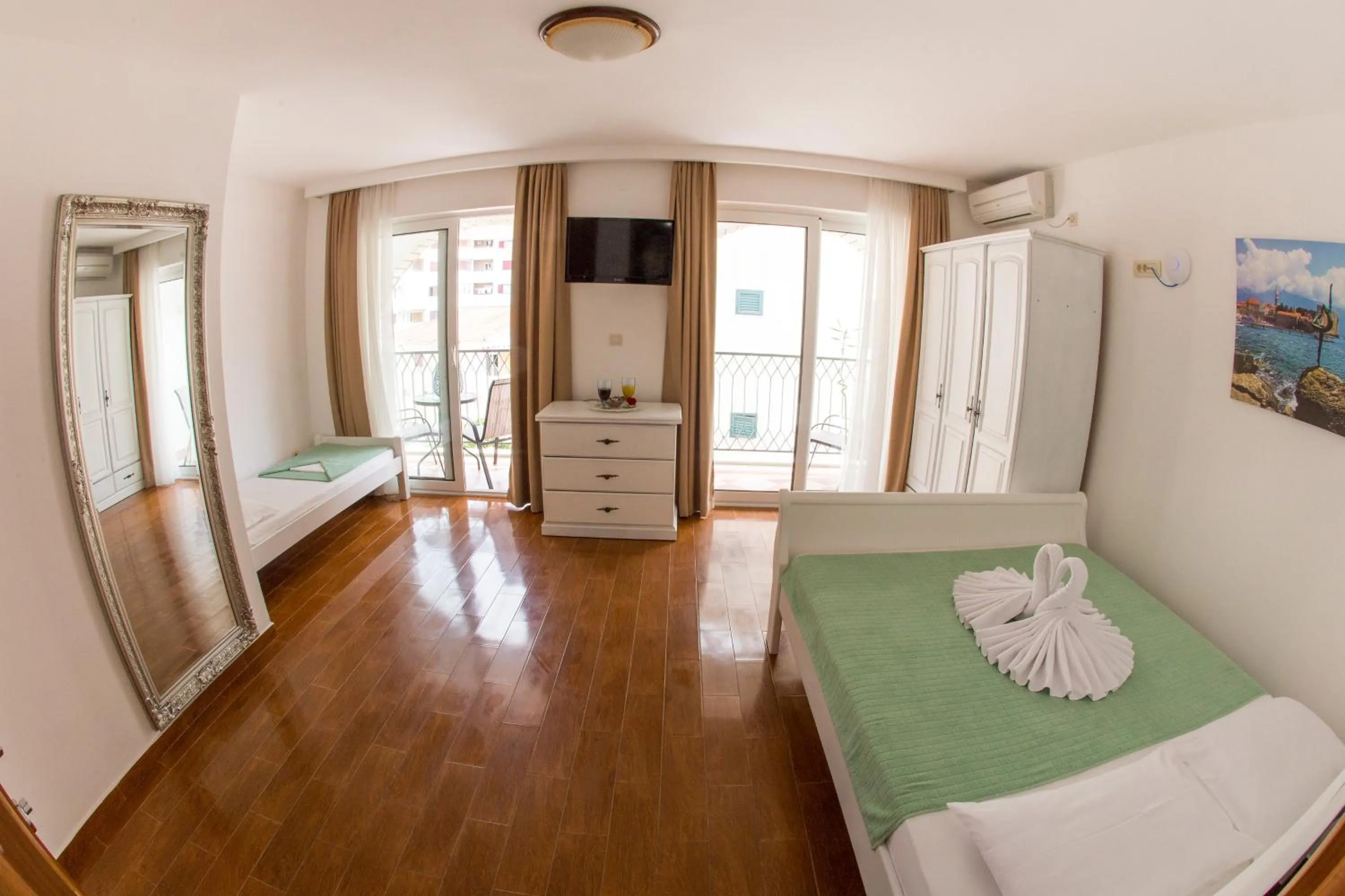 Luxury Triple Room in Villa DiEden