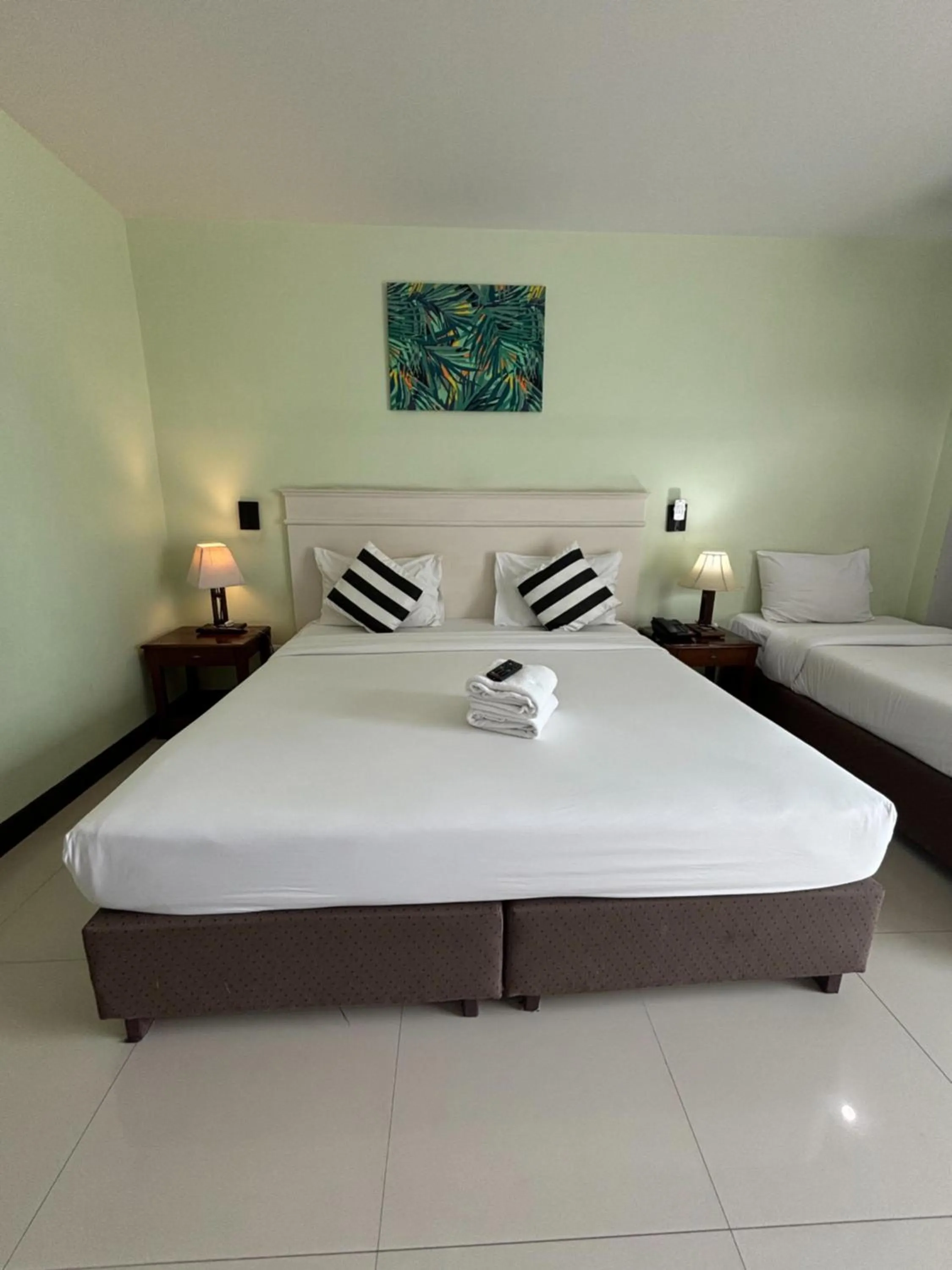 Standard Triple Room with Balcony in Sutus Court 1