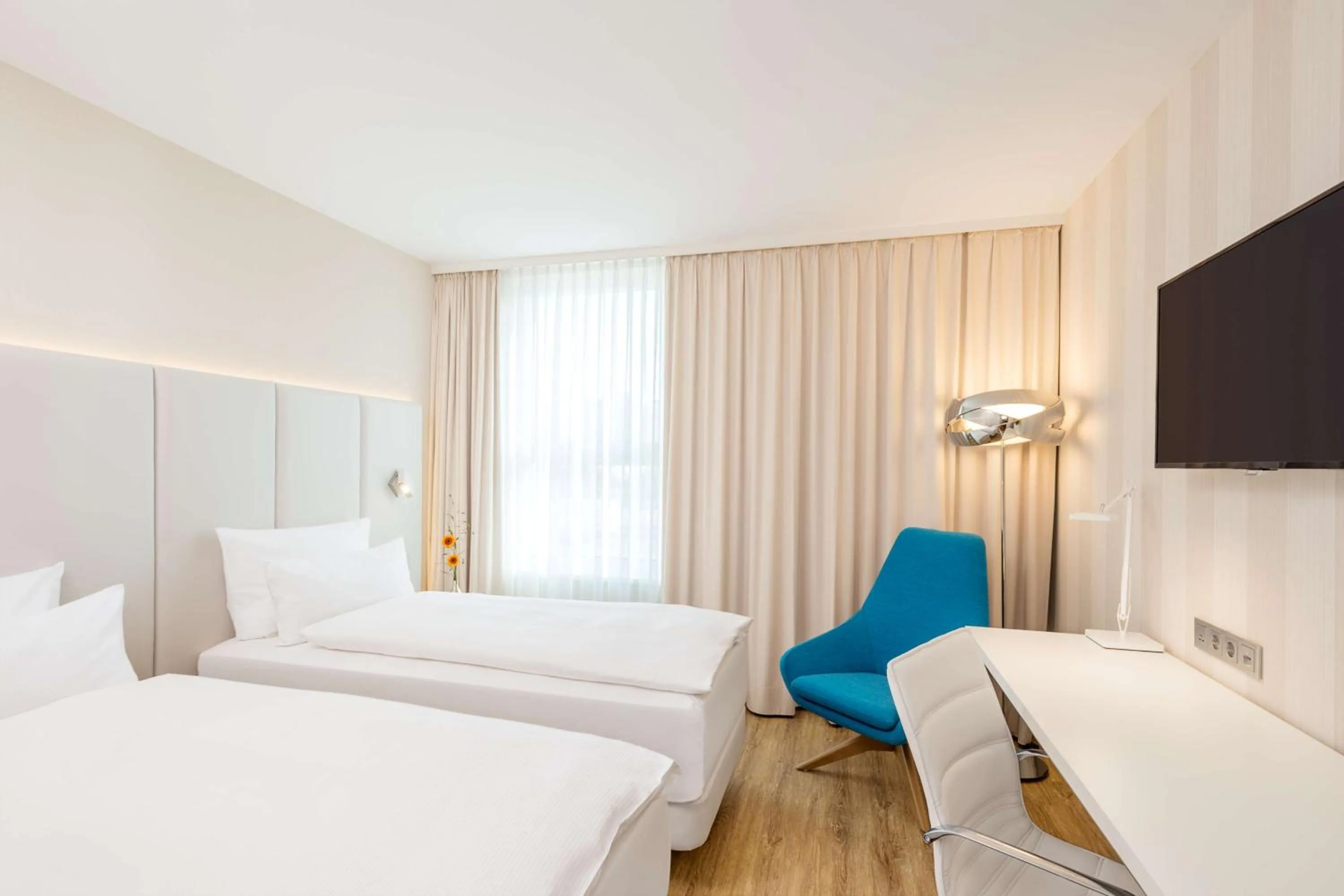 Family Room (2 Adults + 1 Child) in NH Essen