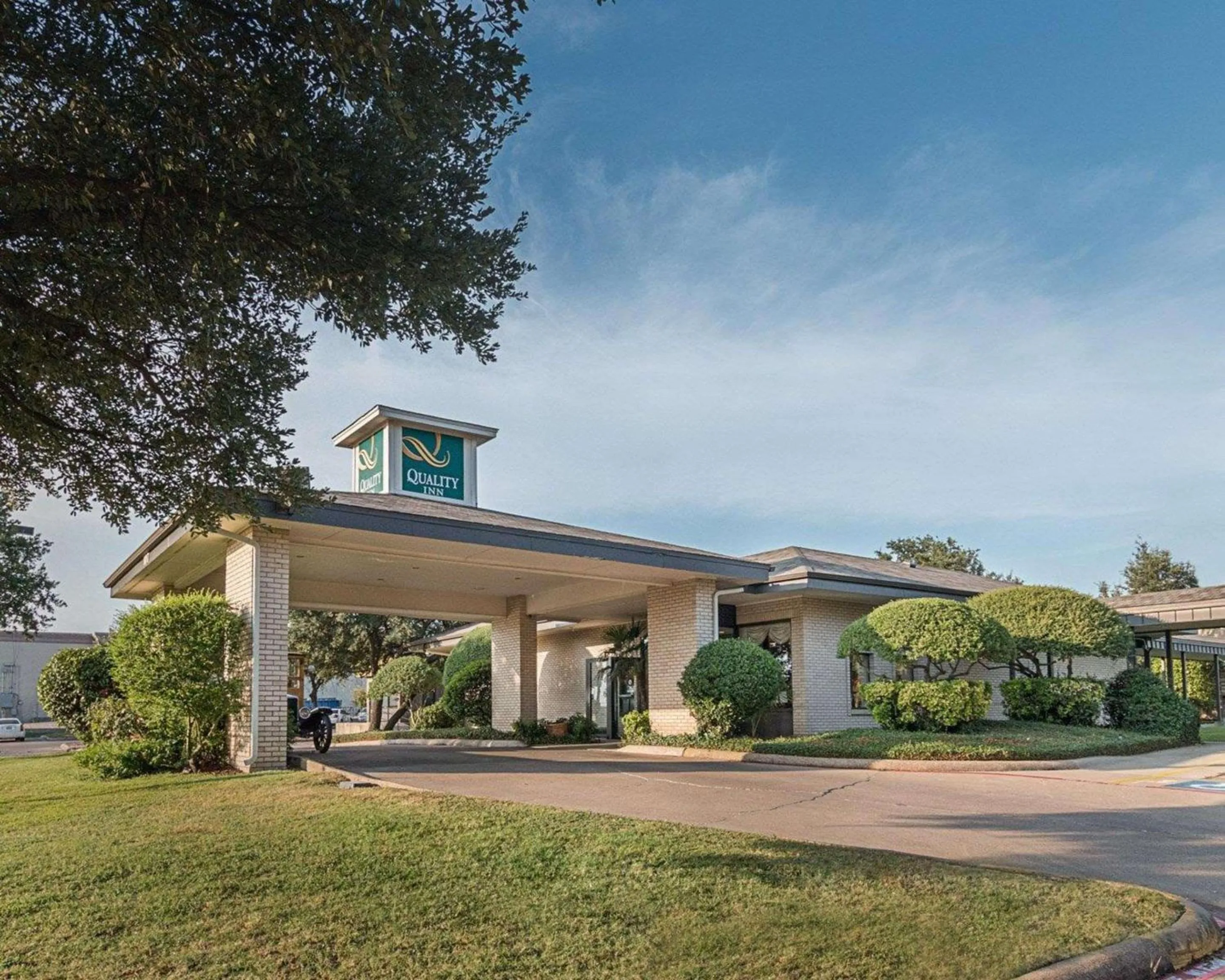 Property building in Quality Inn Ennis