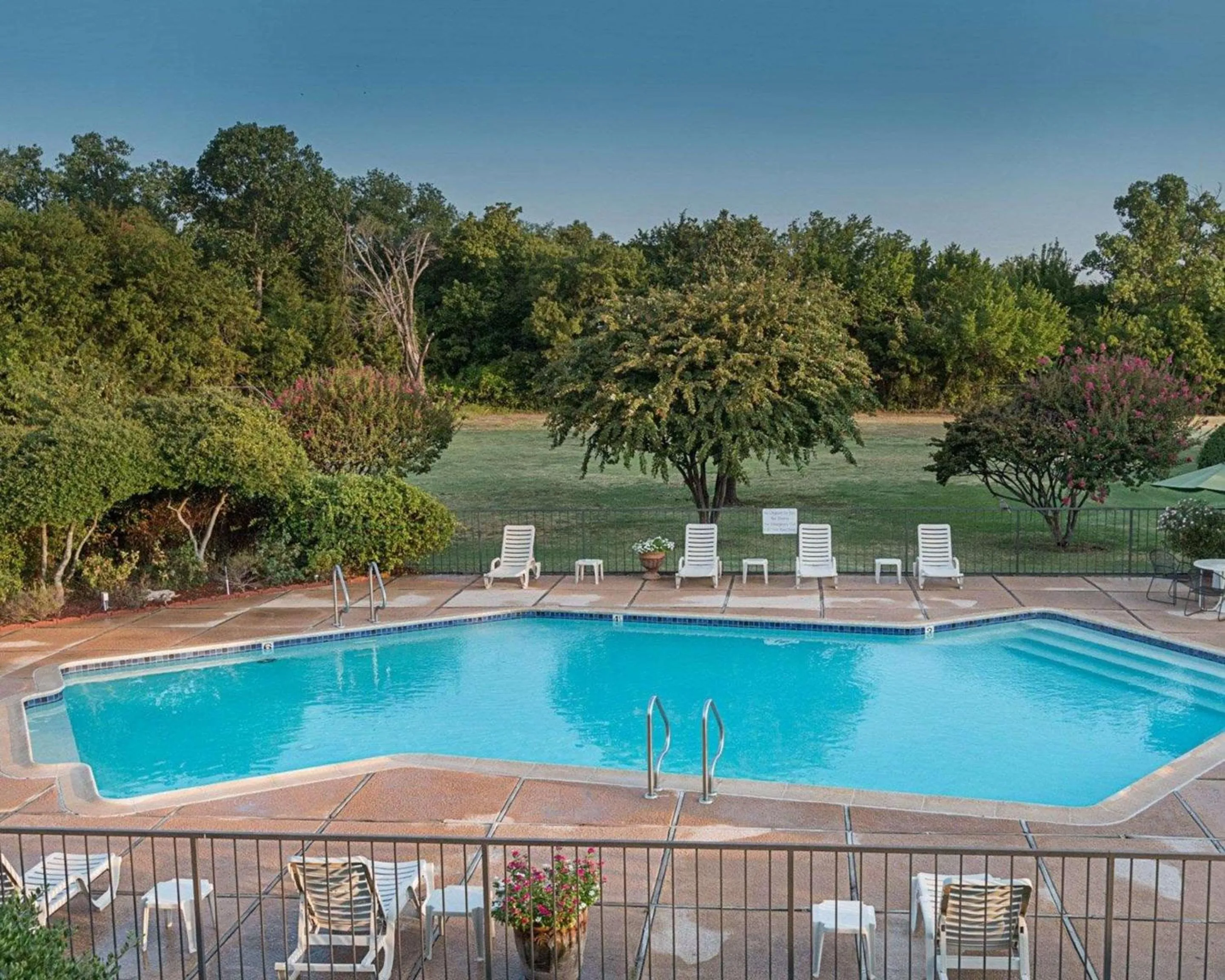 Swimming pool in Quality Inn Ennis