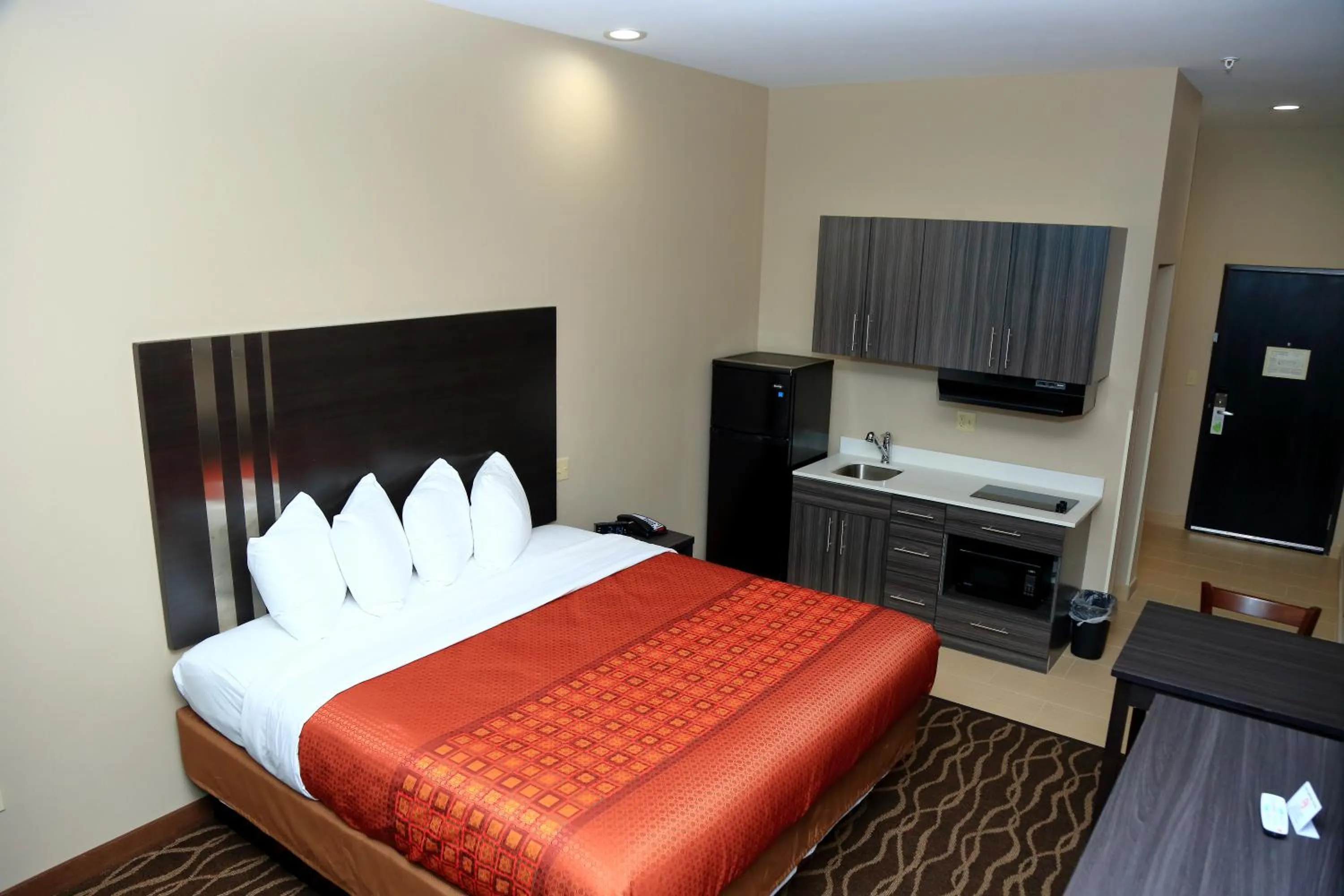 1 King Bed Kitchen Accessible NS in Americas Best Value Inn & Suites-Prairieville