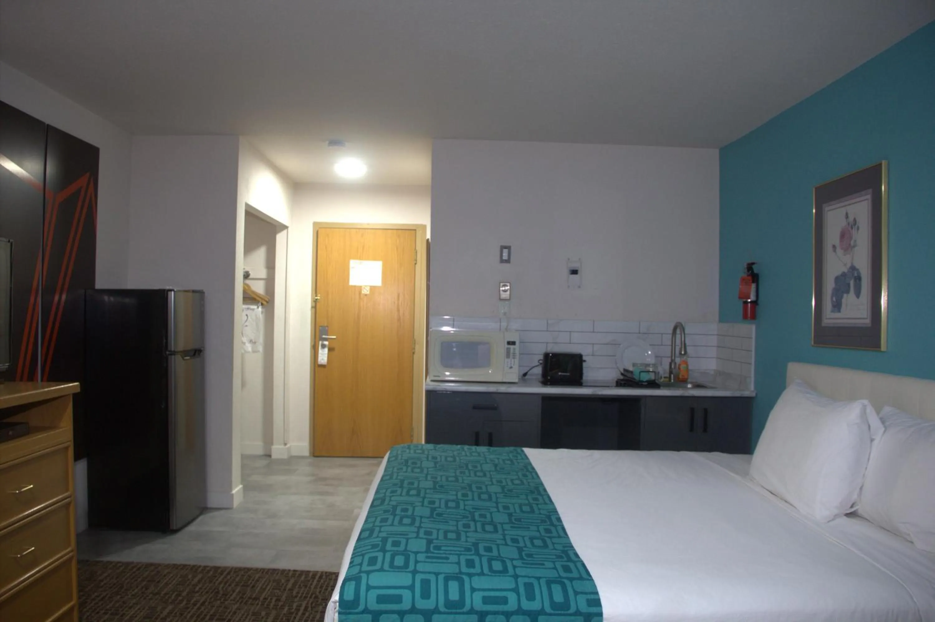 King Room with Kitchenette - Non-Smoking in Howard Johnson by Wyndham Fort St. John