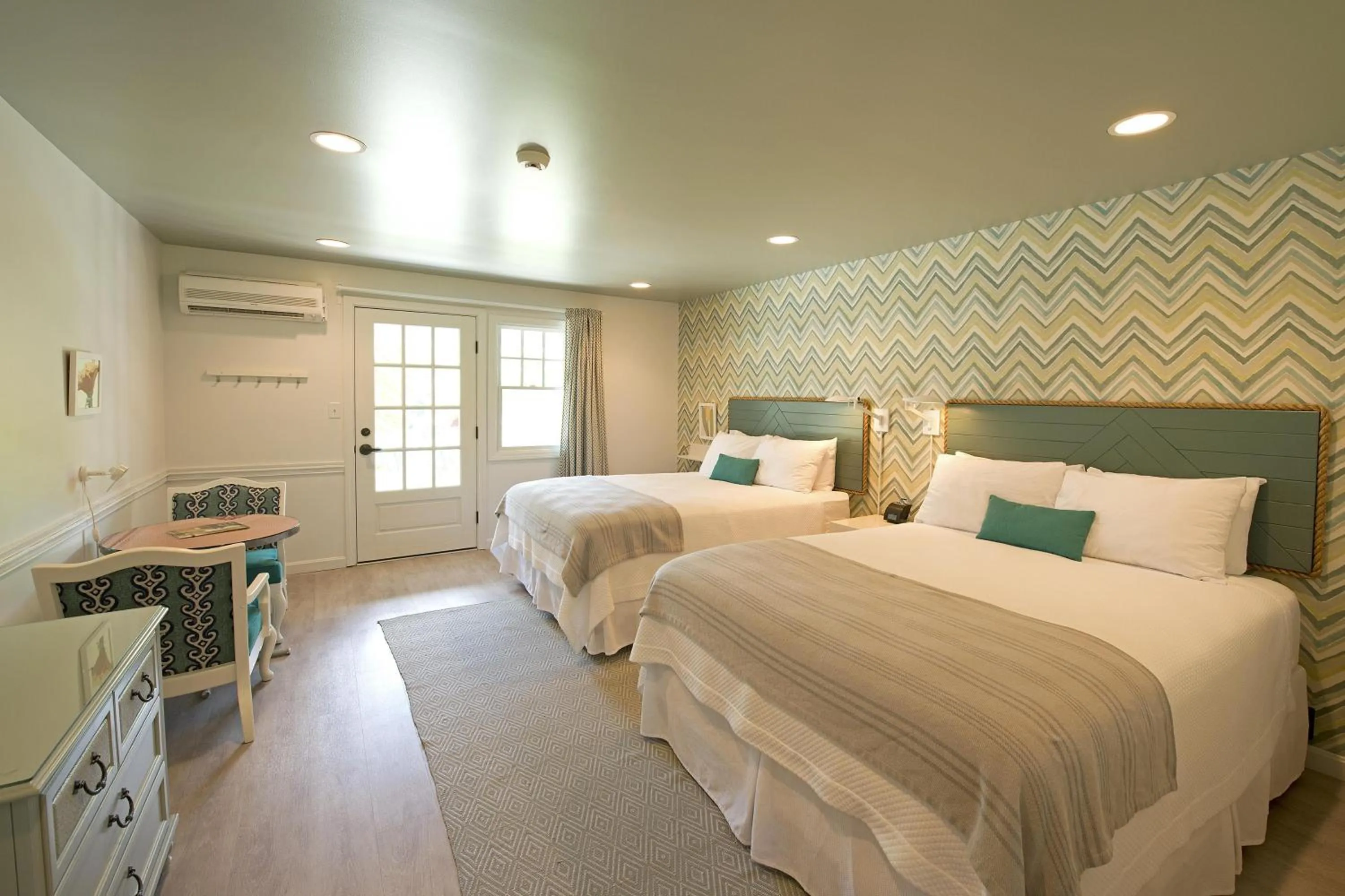 Cove Queen Queen  in The Lodge on the Cove