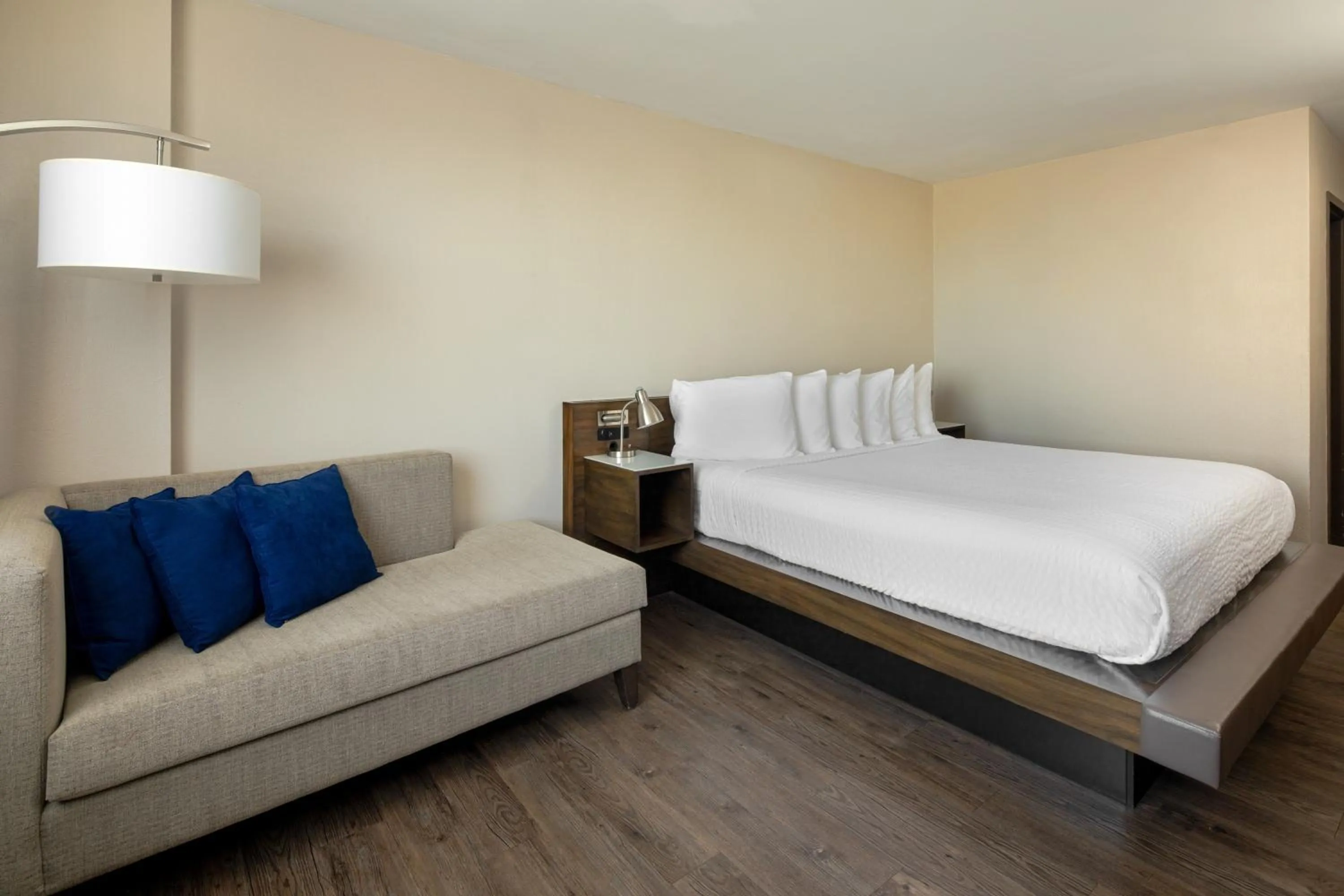 Standard King Room in The Lodge at Duke Medical Center