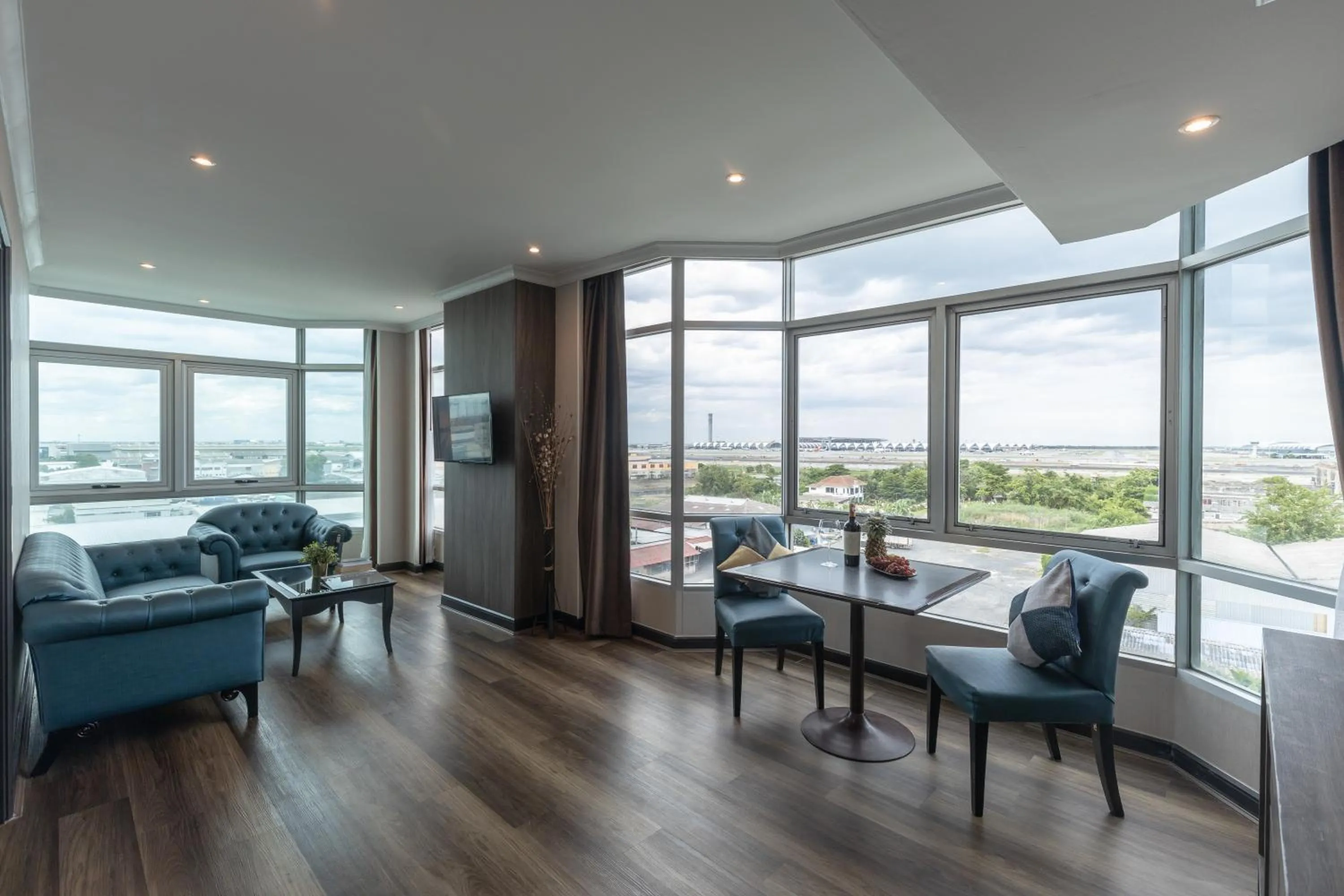 Executive Suite with Airport View in Siam Mandarina Hotel - Free BKK Airport Shuttle