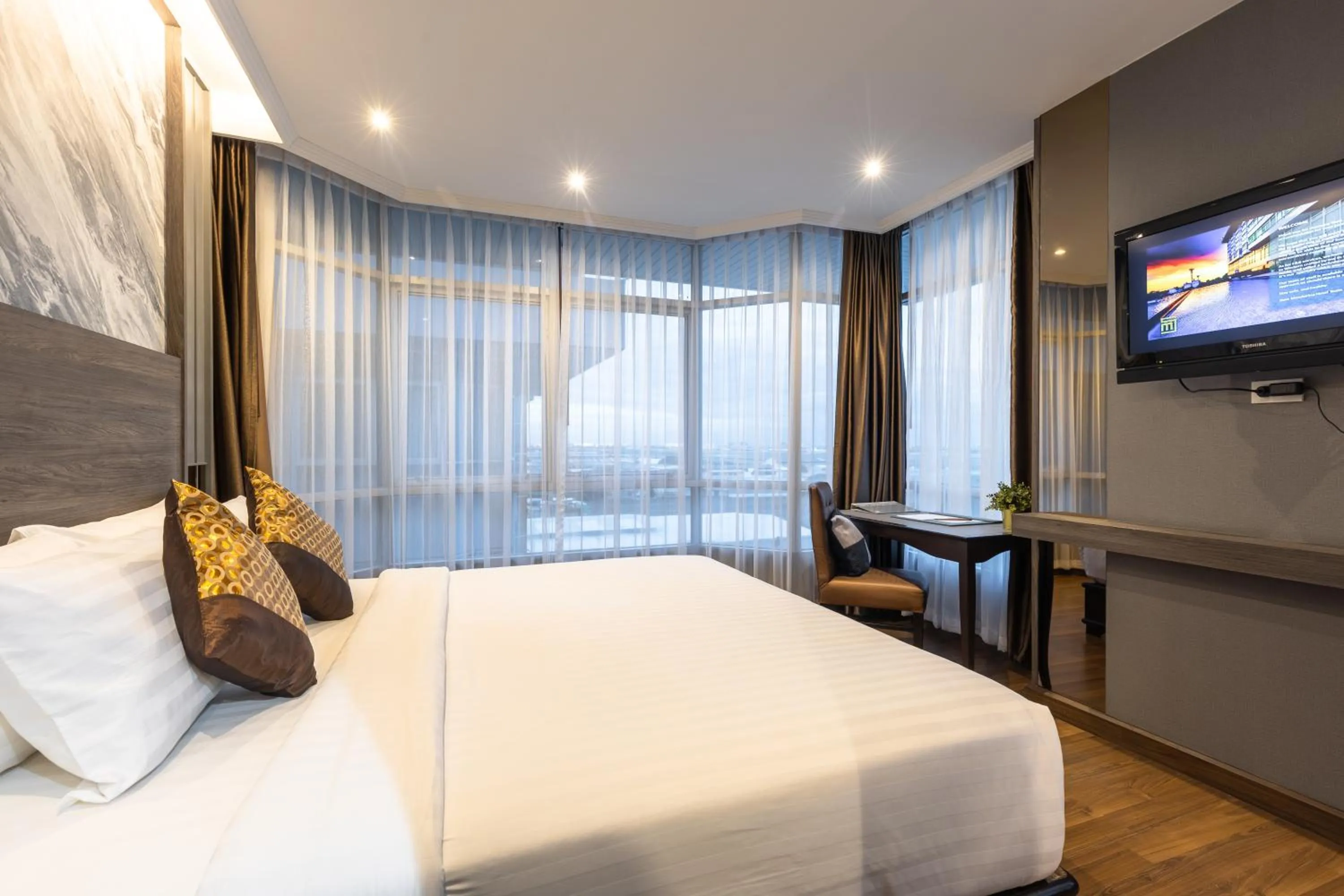 Deluxe Double Room with Airport View in Siam Mandarina Hotel - Free BKK Airport Shuttle