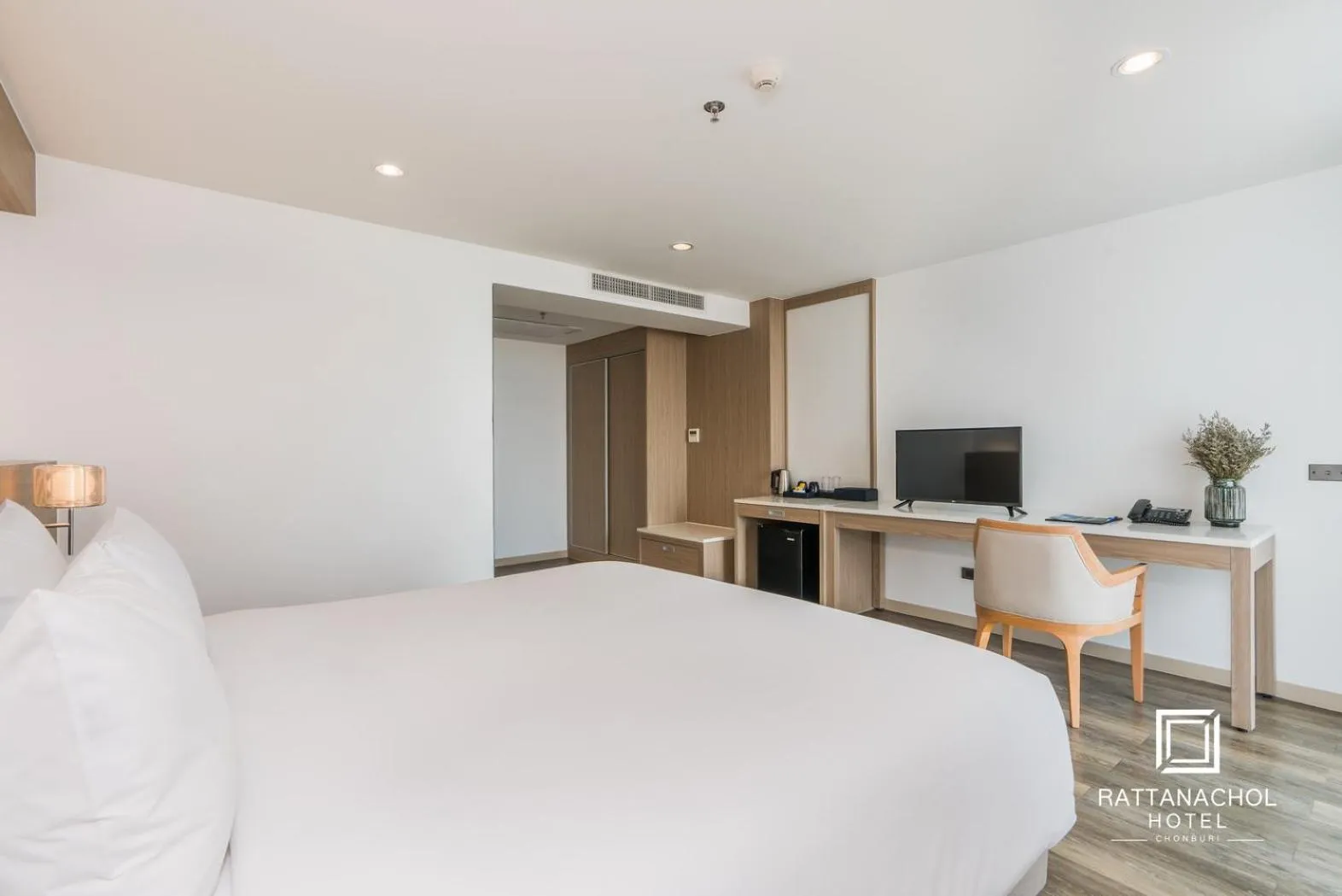 Deluxe Double Room in Rattanachol Hotel