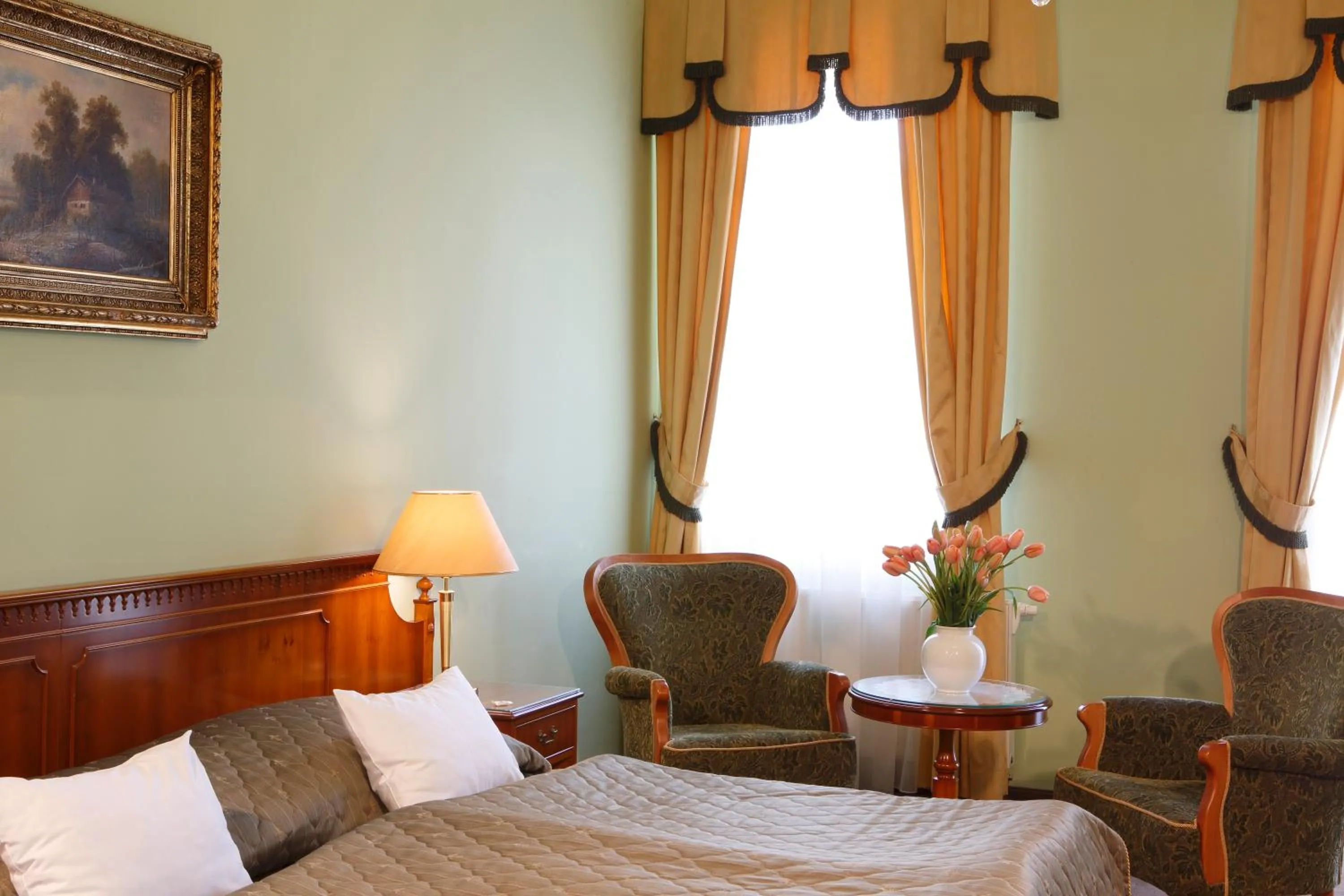 Double or Twin Room with Balcony in Bristol Georgy House