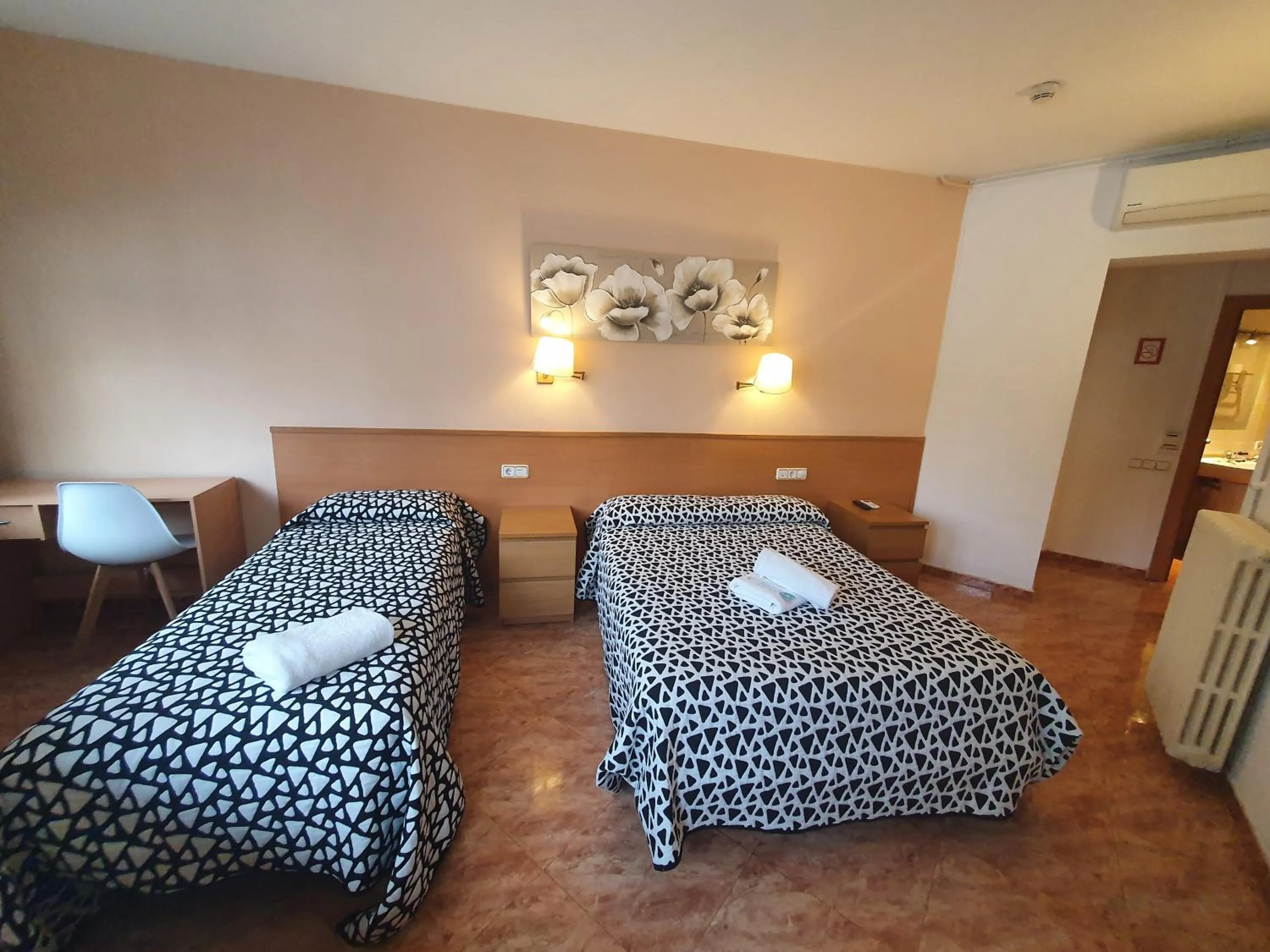 Twin Room with Private Bathroom in Hostal Rio De Castro