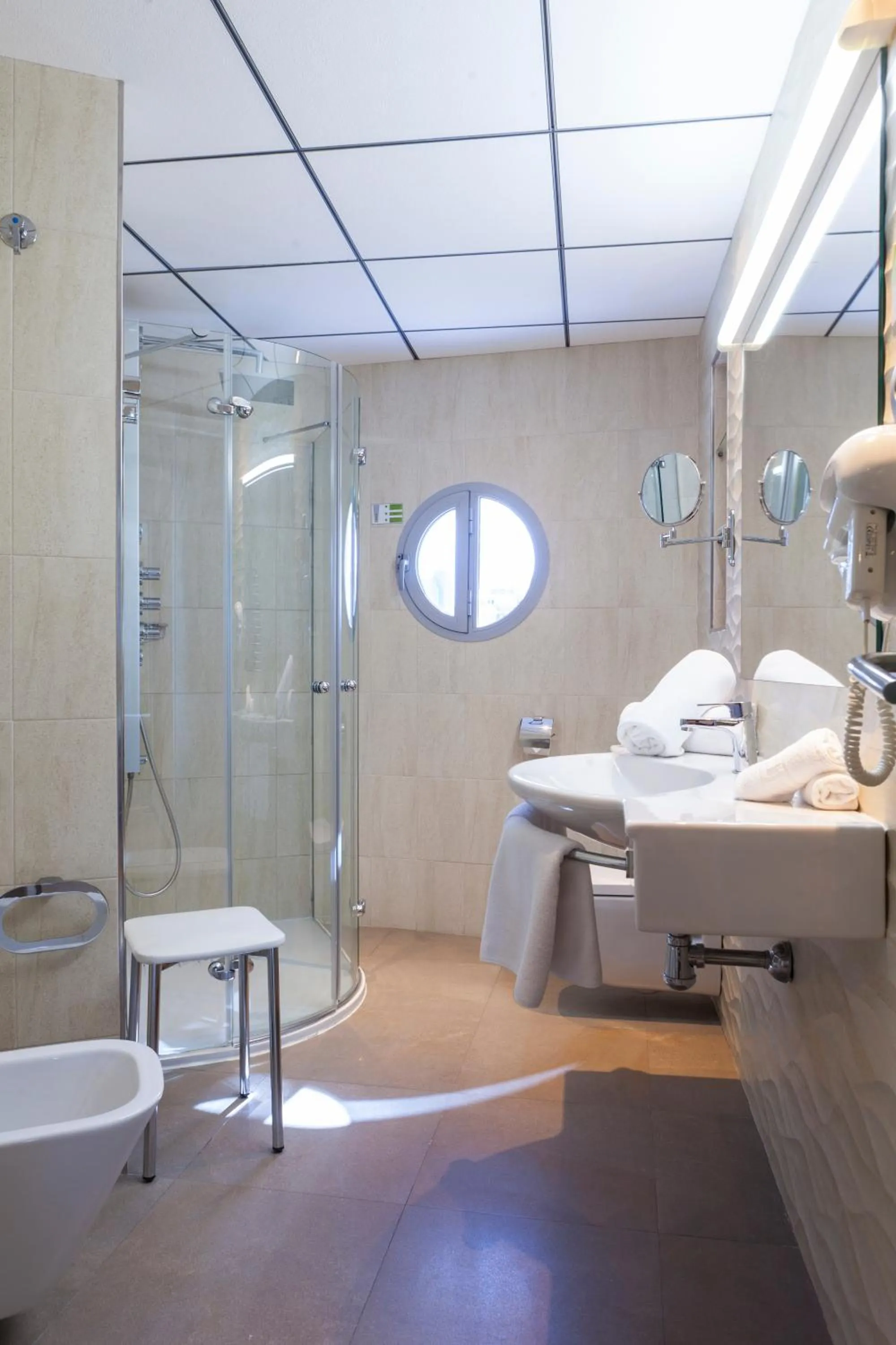 King Room in Riviera Beachotel - Adults Recommended