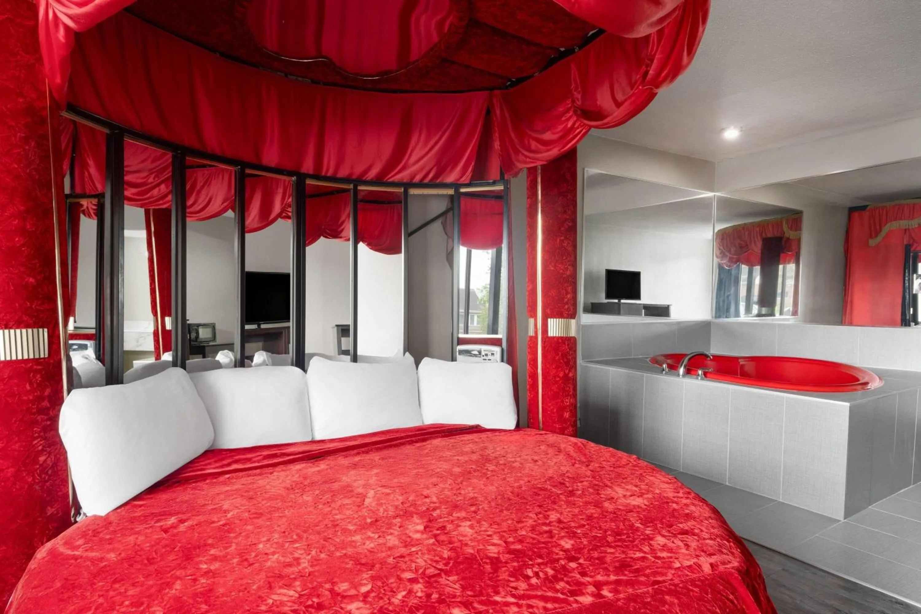 King Room with Jetted Tub - Non-Smoking in Travelodge by Wyndham Salisbury MD