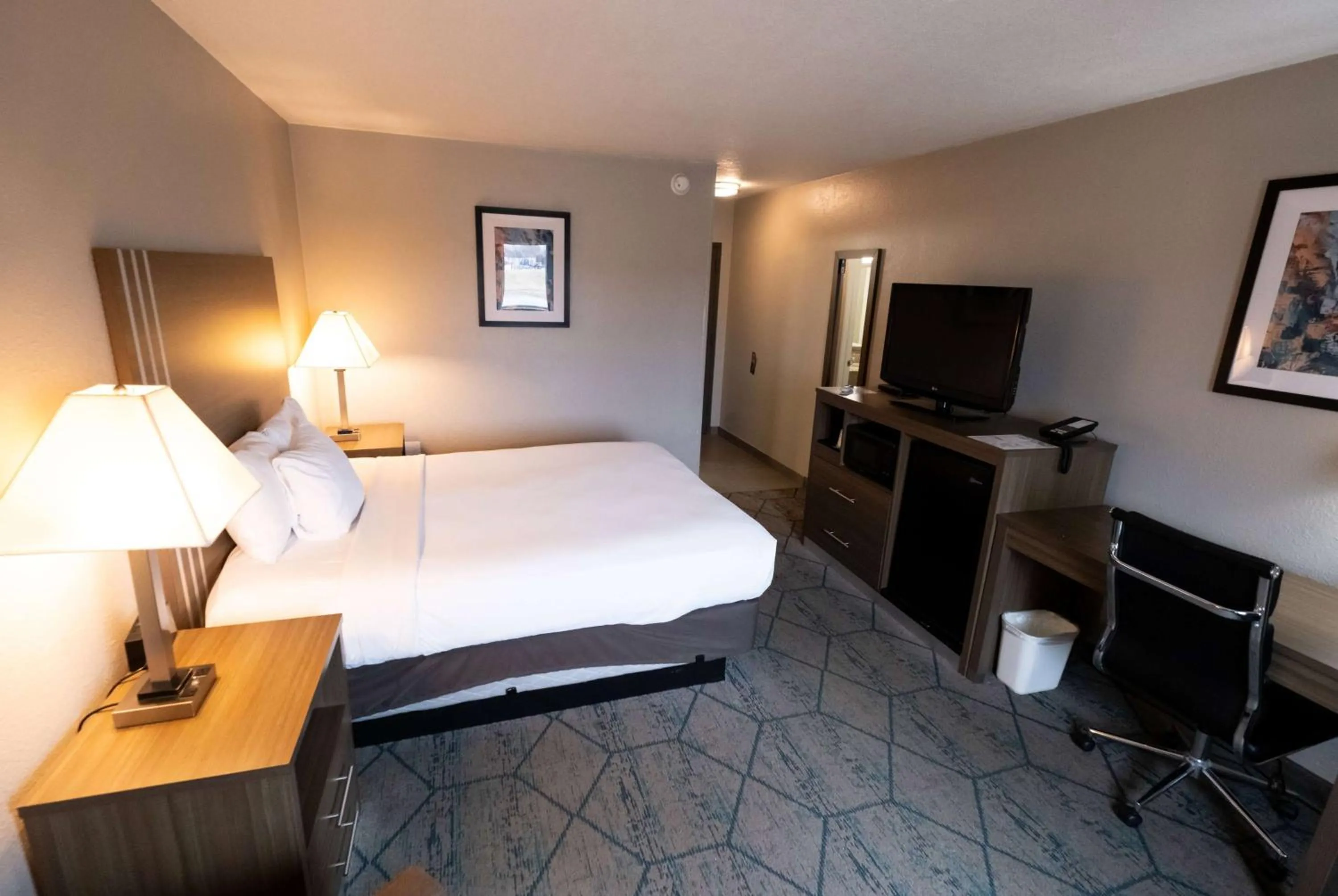 1 Queen Bed, Non-Smoking in Baymont by Wyndham Effingham