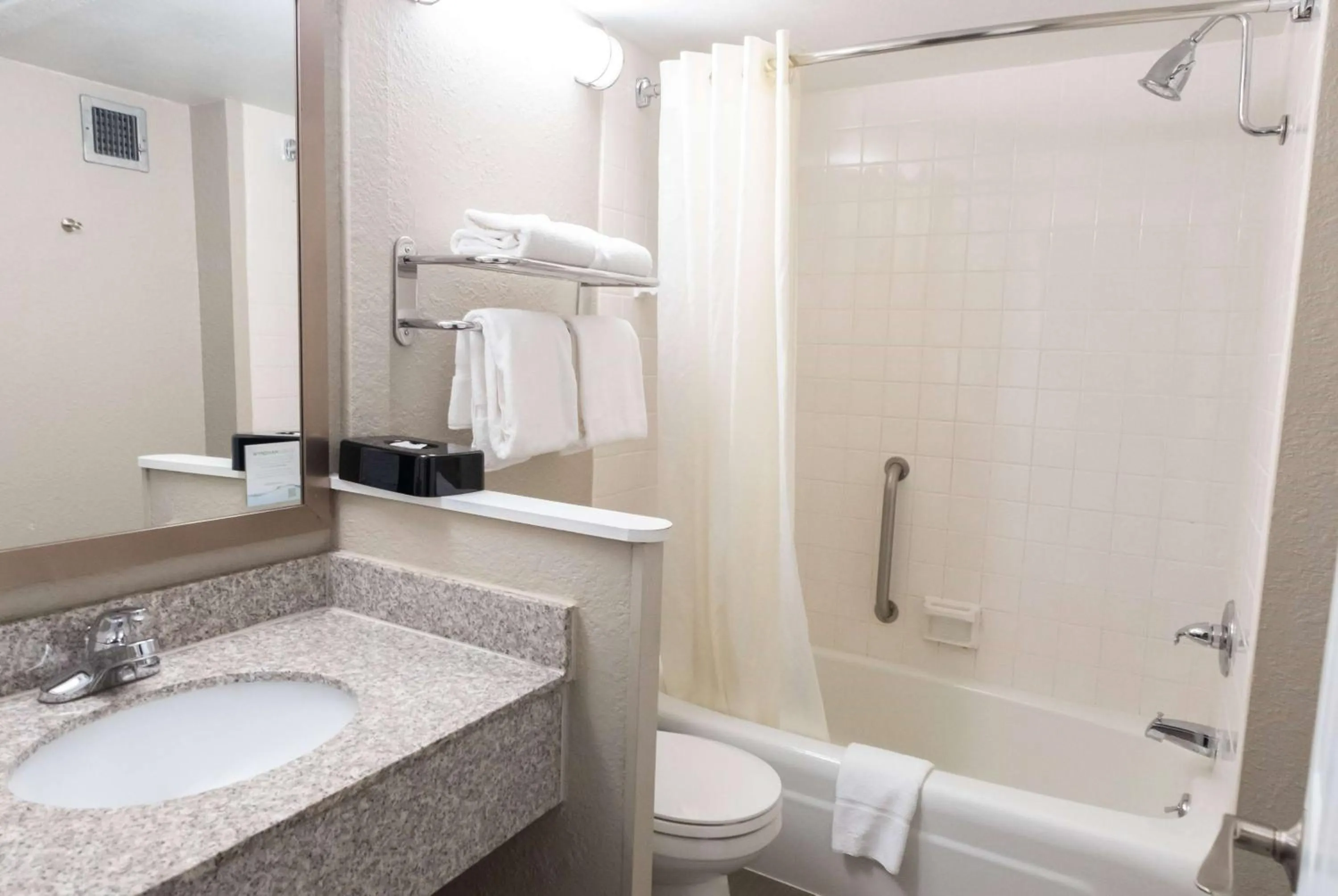 Queen Room - Smoking in Baymont by Wyndham Effingham