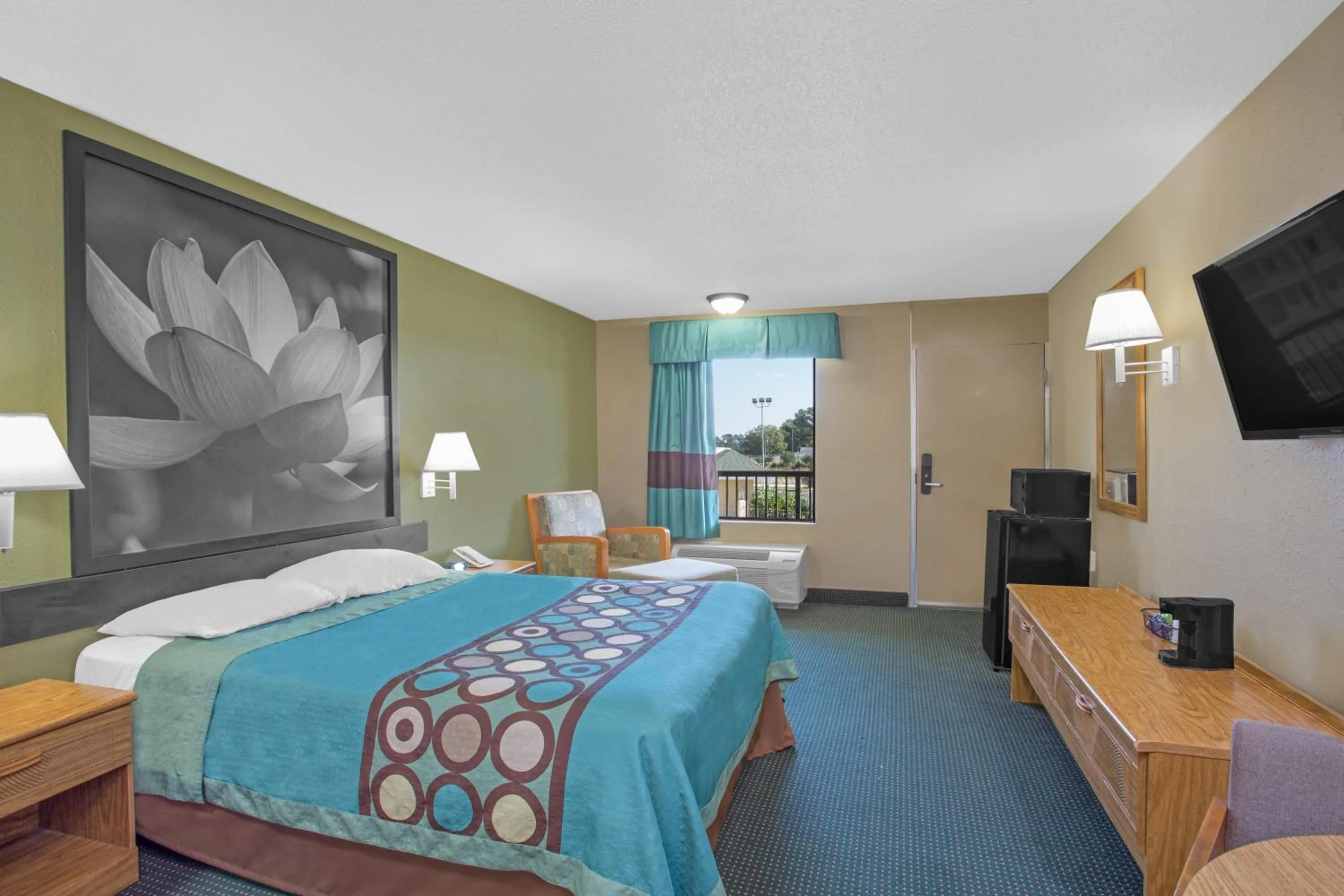 Queen Room - Smoking in Super 8 by Wyndham Dunn