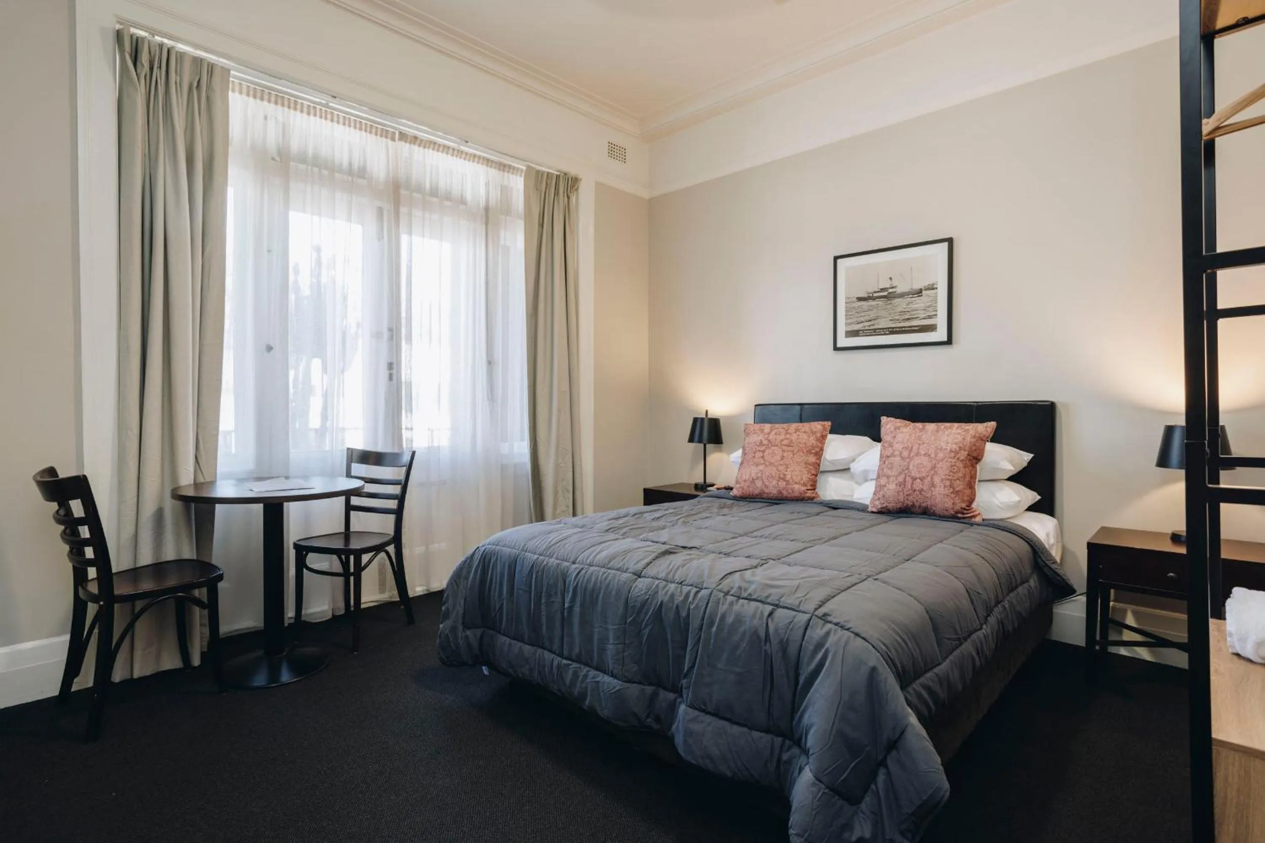 Queen Room with Shared Bathroom in Hotel Gosford