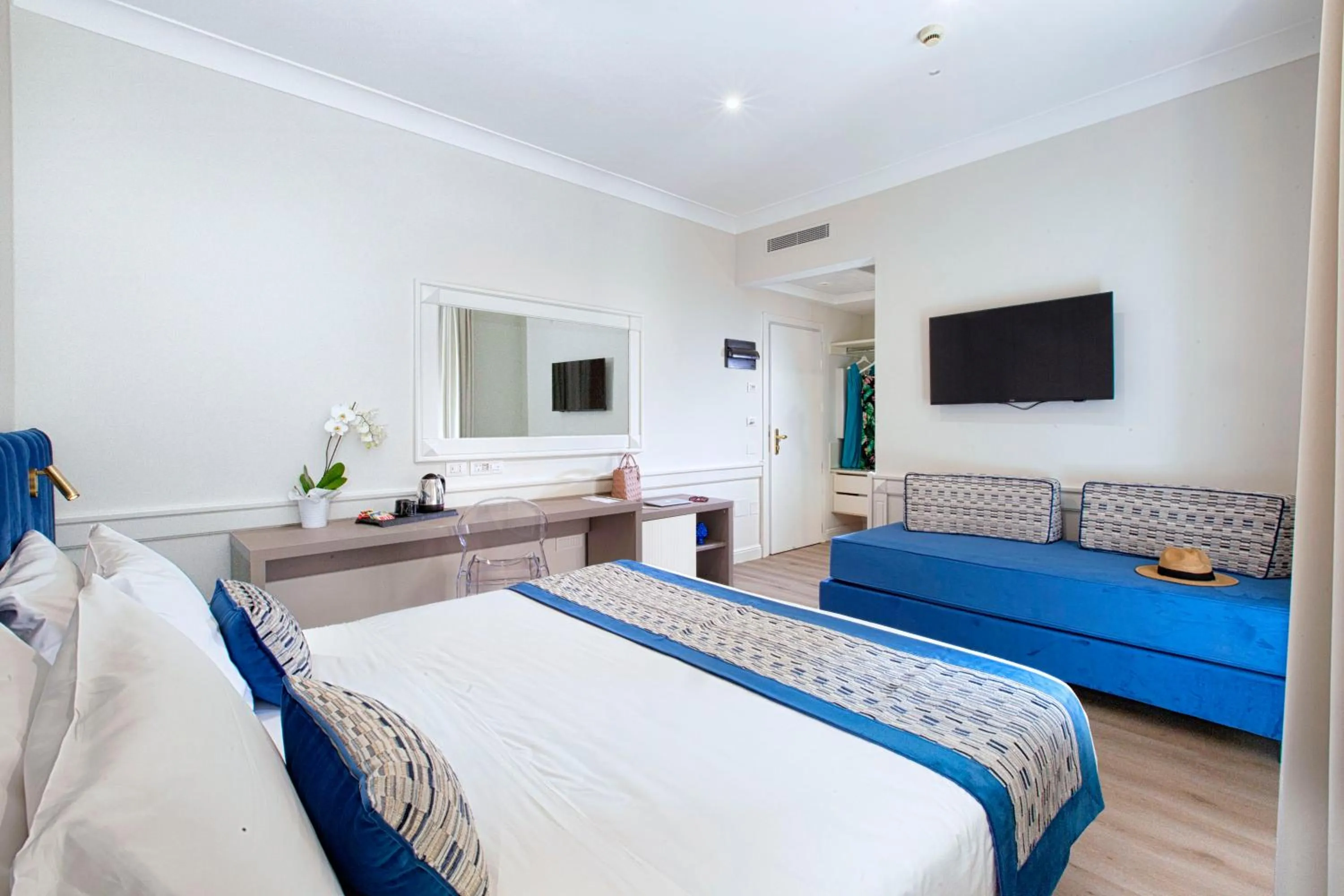 Deluxe Double or Twin Room with Balcony in Hotel Michelangelo