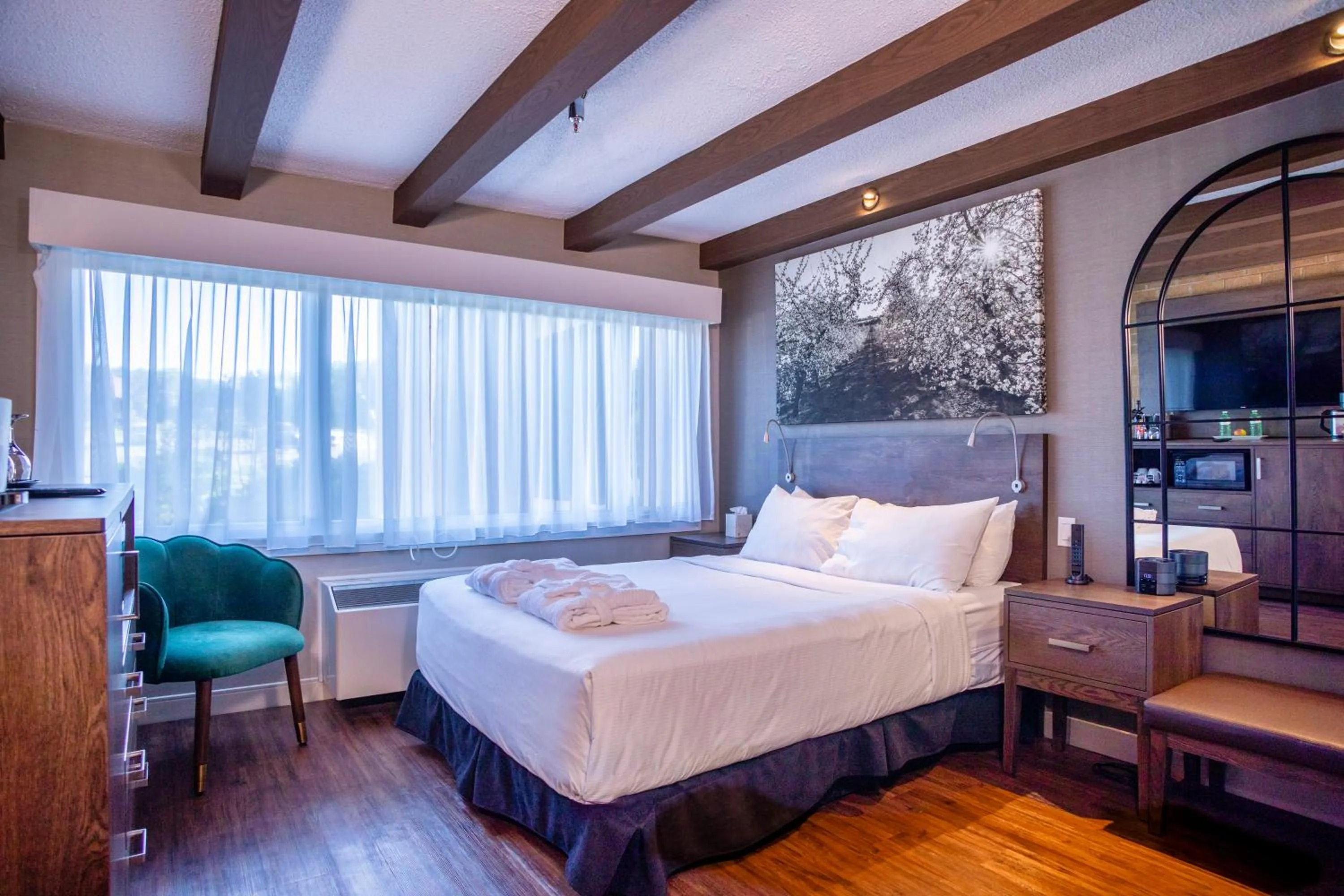 Queen Room - Disability Access in Old Orchard Inn