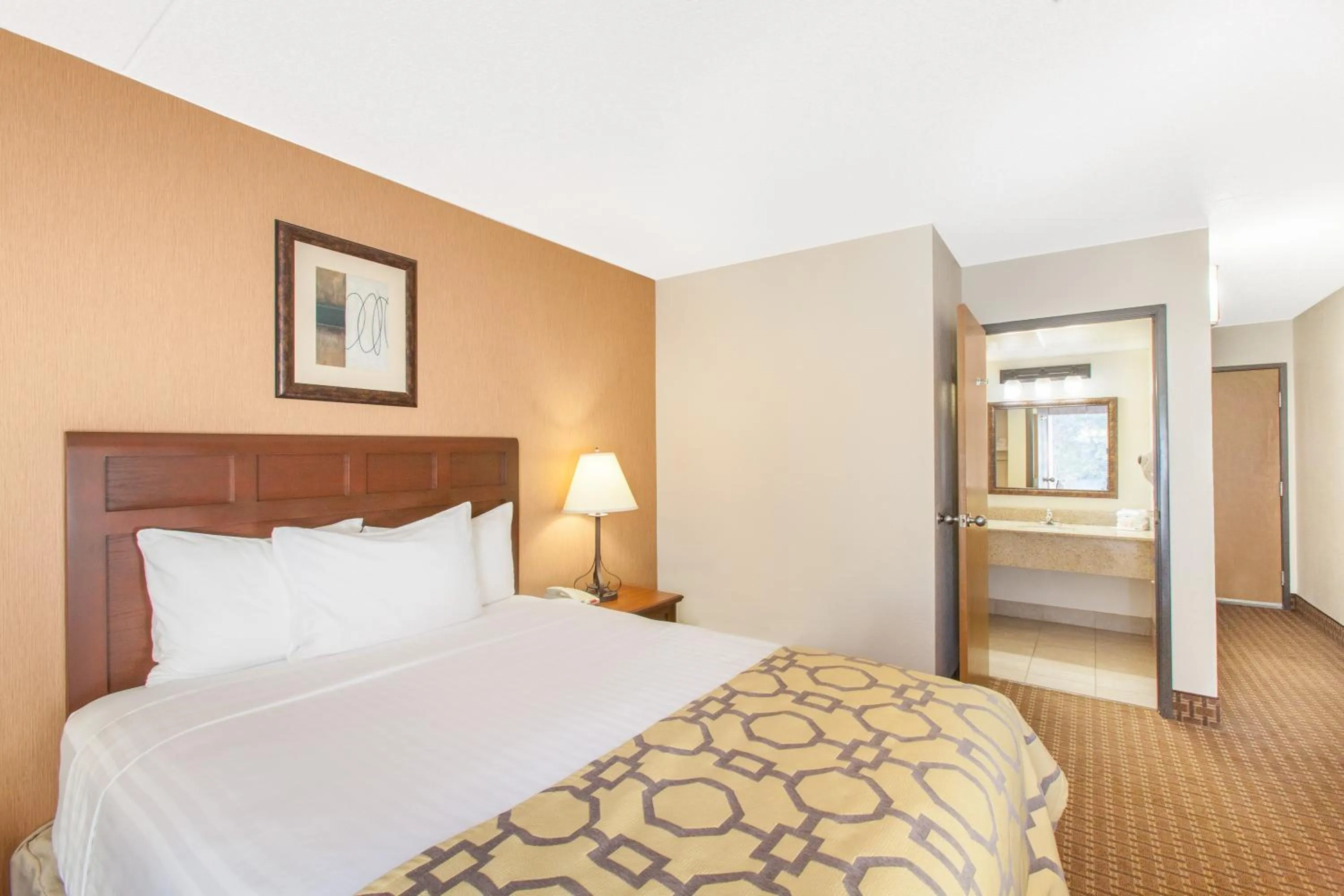 Queen Room - Disability Access - Non-Smoking in Baymont by Wyndham Branson - On the Strip