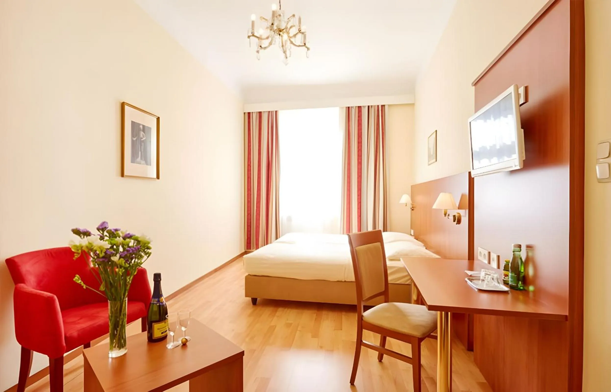 Basic Double Room to the courtyard side in Hotel Mozart
