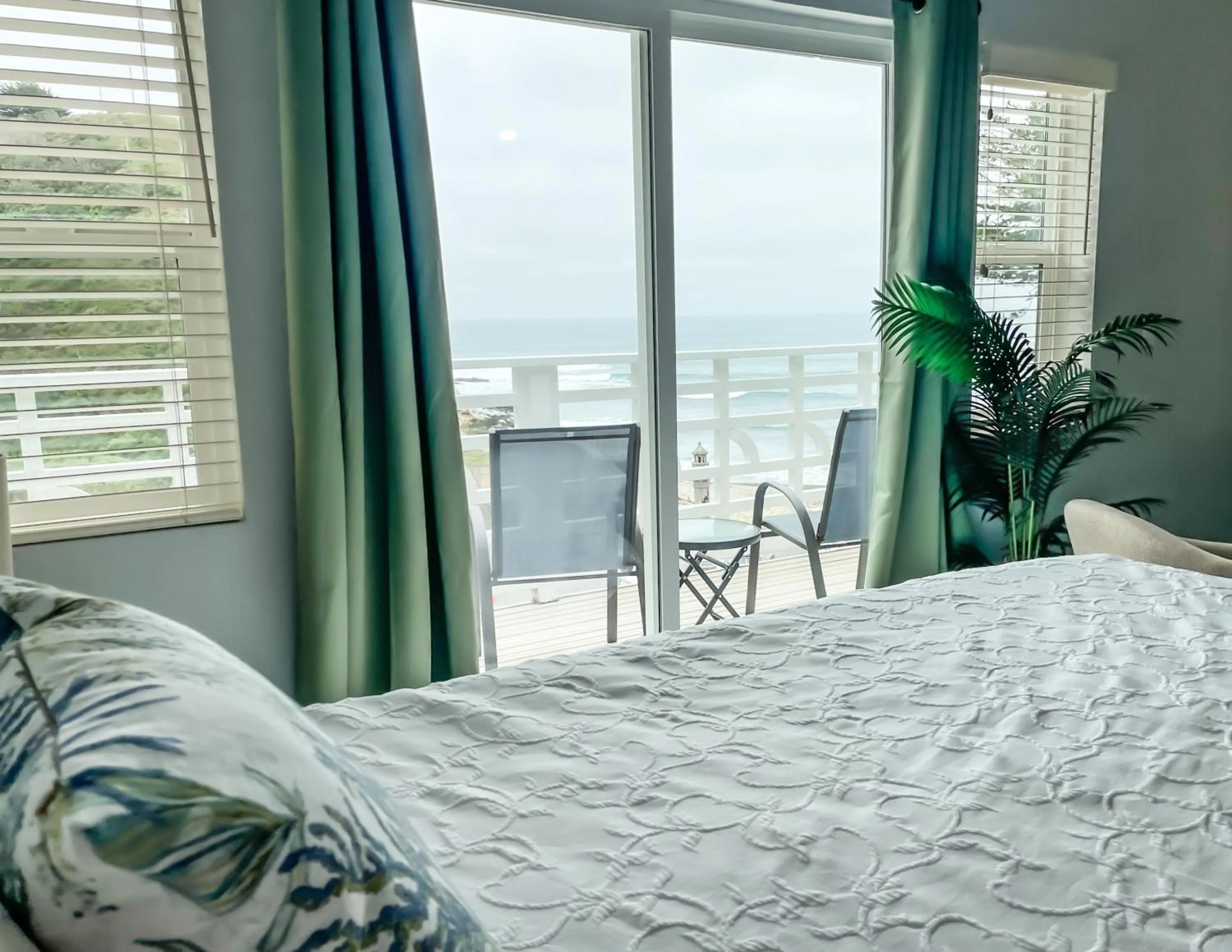 Deluxe Queen Room with Ocean View in Wharf Master's Inn