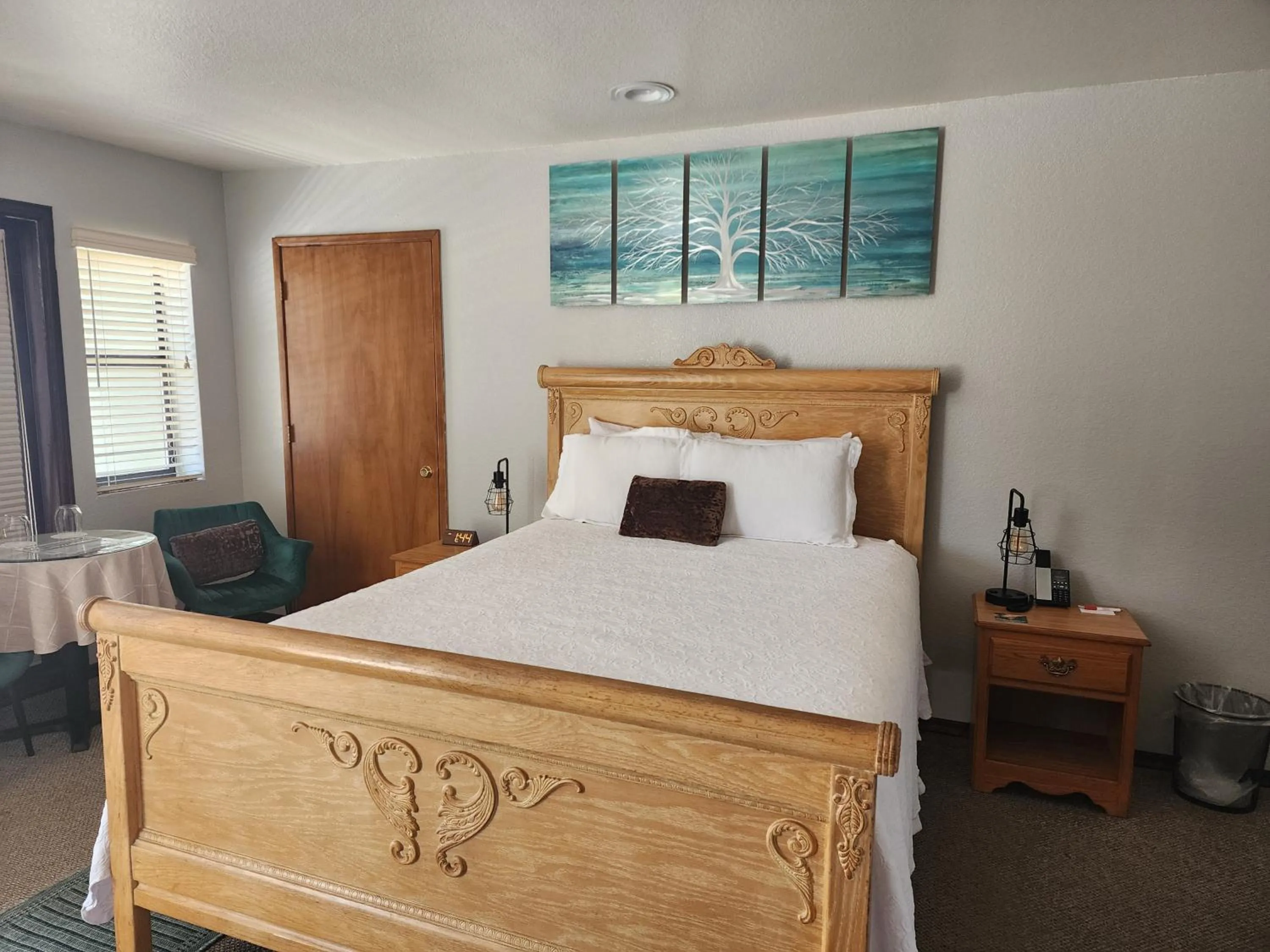 Queen Room with Garden View in Wharf Master's Inn