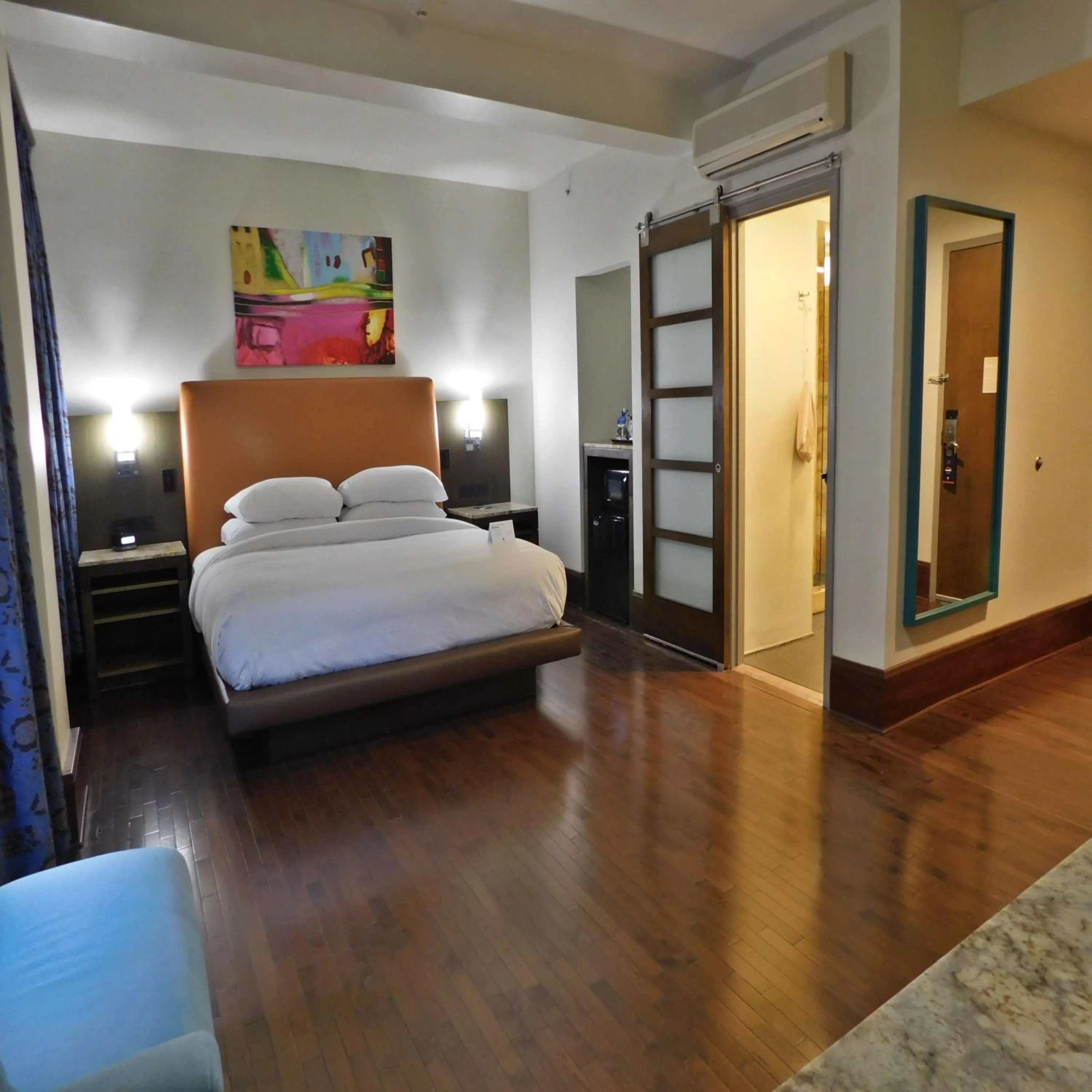 King Room in The Tudor Arms Hotel Cleveland - a DoubleTree by Hilton