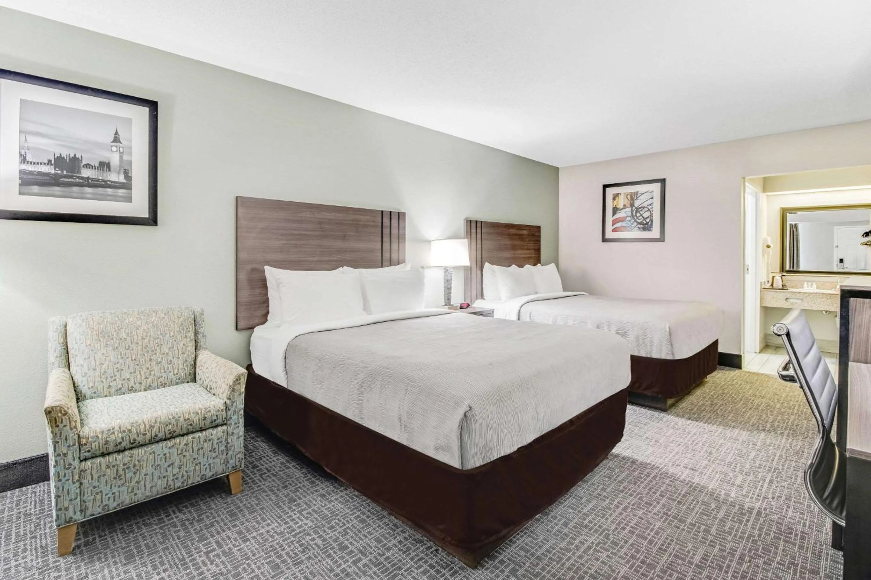 Queen Room with Two Queen Beds - Non-Smoking in Quality Inn White House