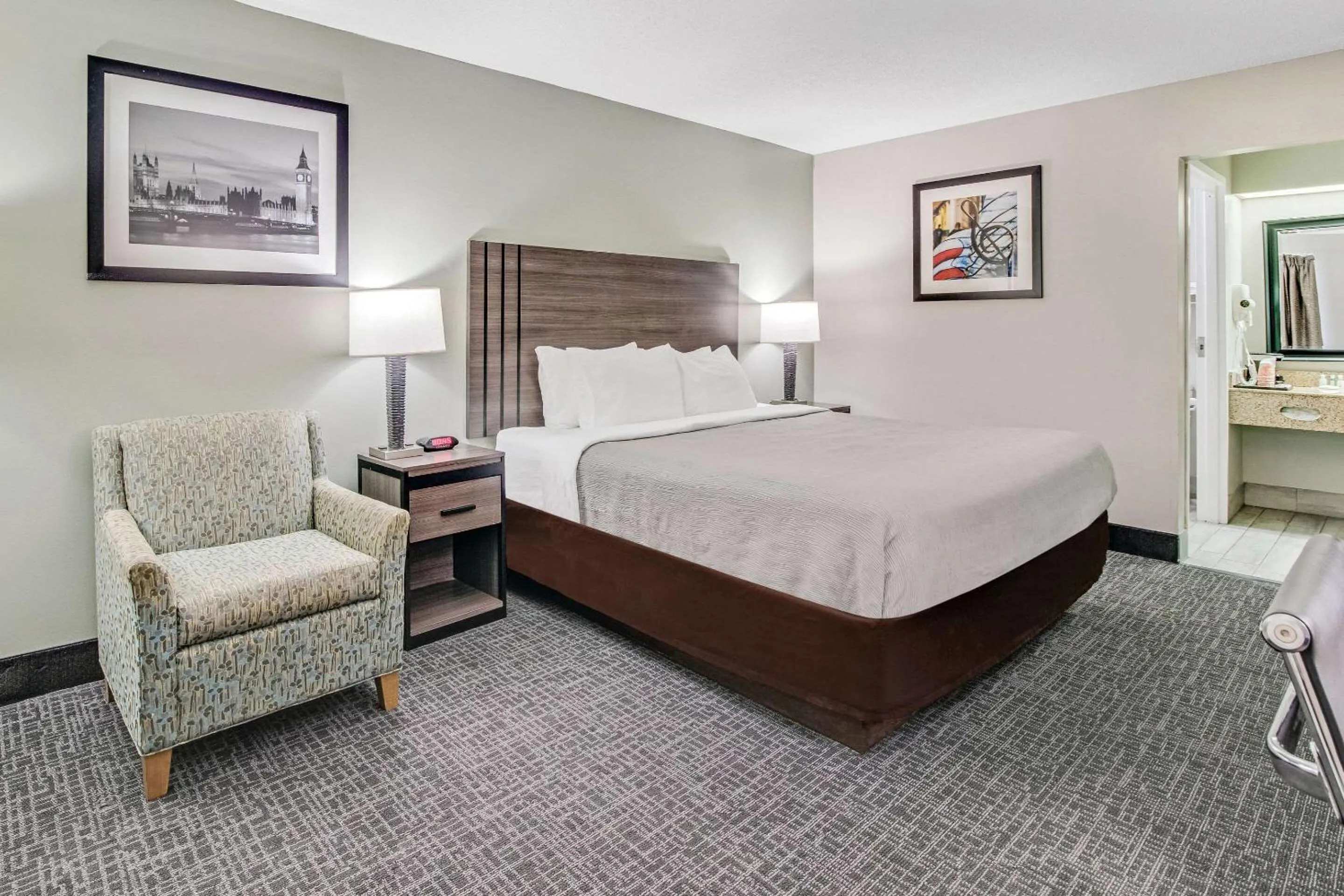 Business King Room - Non-Smoking in Quality Inn White House